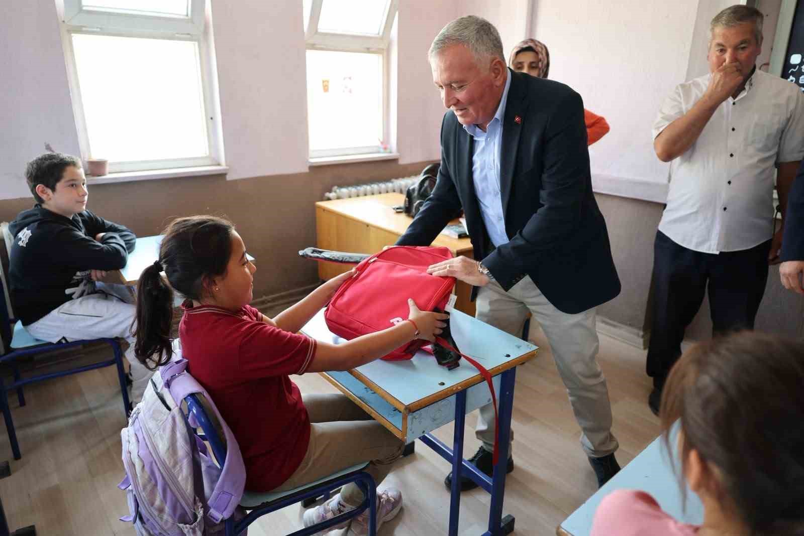 HONAZ BELEDİYESİ TARAFINDAN YENİ EĞİTİM ÖĞRETİM YILI ÖNCESİNDE BAŞLATILAN OKUL ÇANTASI DESTEĞİNDE DAĞITIMLAR BAŞLADI. İLÇE GENELİNDEKİ 800 İLKOKUL ÖĞRENCİSİ İÇİN HAZIRLANAN ÇANTALAR, AKBAŞ VE KARAÇAY MAHALLELERİNDEKİ OKULLARDA ÖĞRENCİLERE TESLİM EDİLDİ. HONAZ BELEDİYE BAŞKANI YÜKSEL KEPENEK, OKULLAR