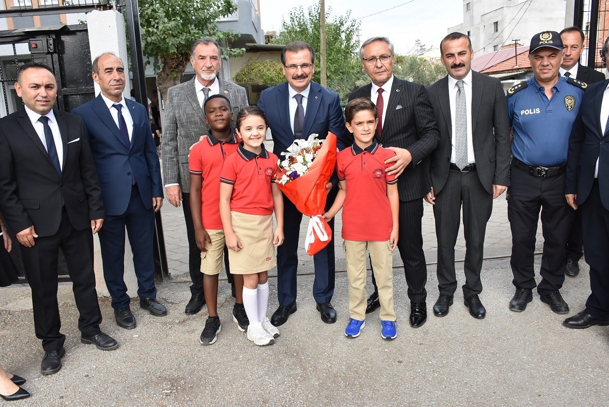 MANİSA’NIN SALİHLİ İLÇESİNDE 2026-2027 EĞİTİM-ÖĞRETİM YILININ BAŞLAMASI DOLAYISIYLA İLKÖĞRETİM HAFTASI KUTLAMA PROGRAMI DÜZENLENDİ. PROGRAMDA ÖĞRENCİLERİN HAZIRLADIĞI ZEYBEK GÖSTERİSİ VE ŞİİR DİNLETİSİ BÜYÜK BEĞENİ TOPLADI.