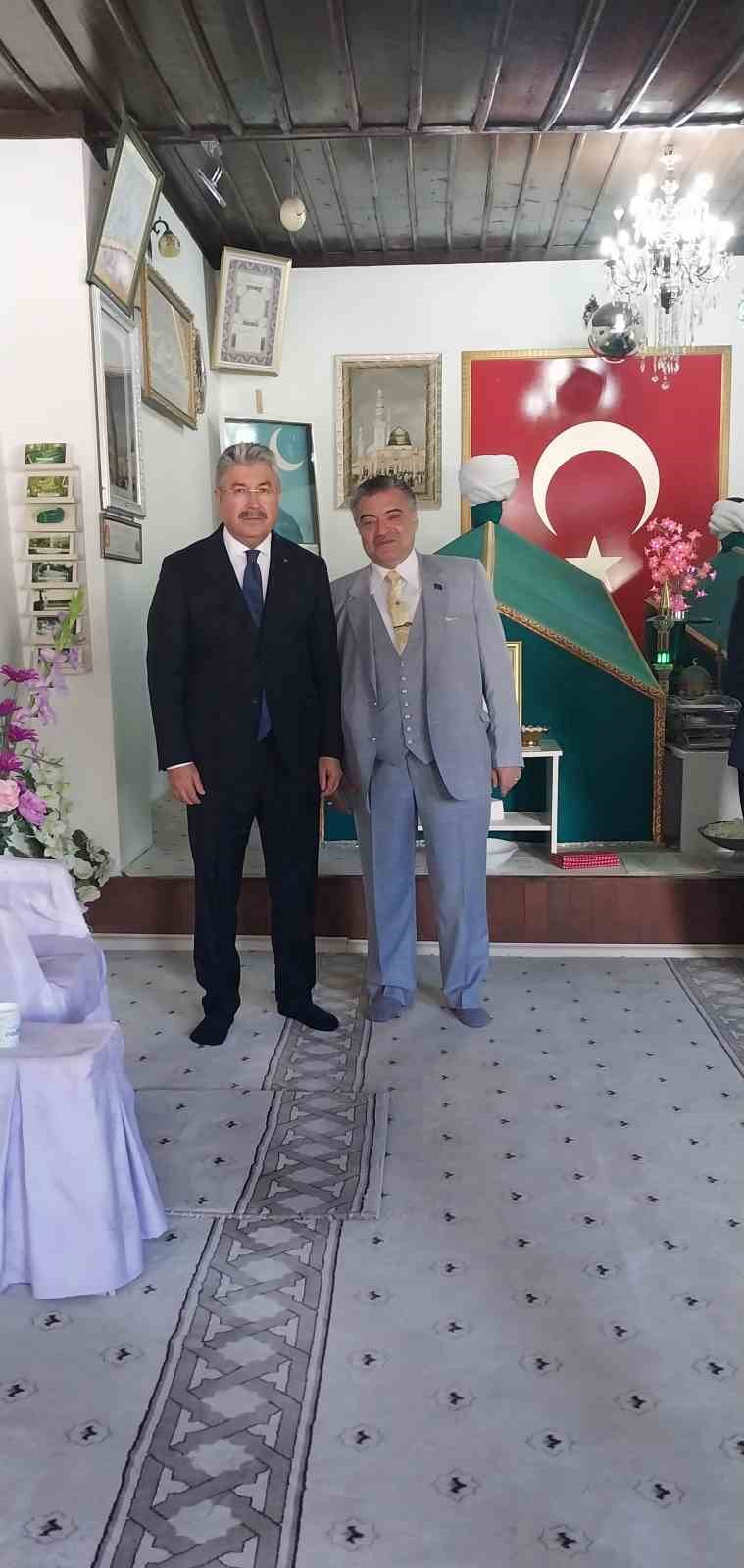 TÜRBEYİ ZİYARET EDEN, DUA EDİP FATURA OKUYAN VALİ ERDİNÇ YILMAZ'A DERNEK BAŞKANI MEHMET LEVENT BAŞERDEM TARAFINDAN BİLGİ VERİLDİ.