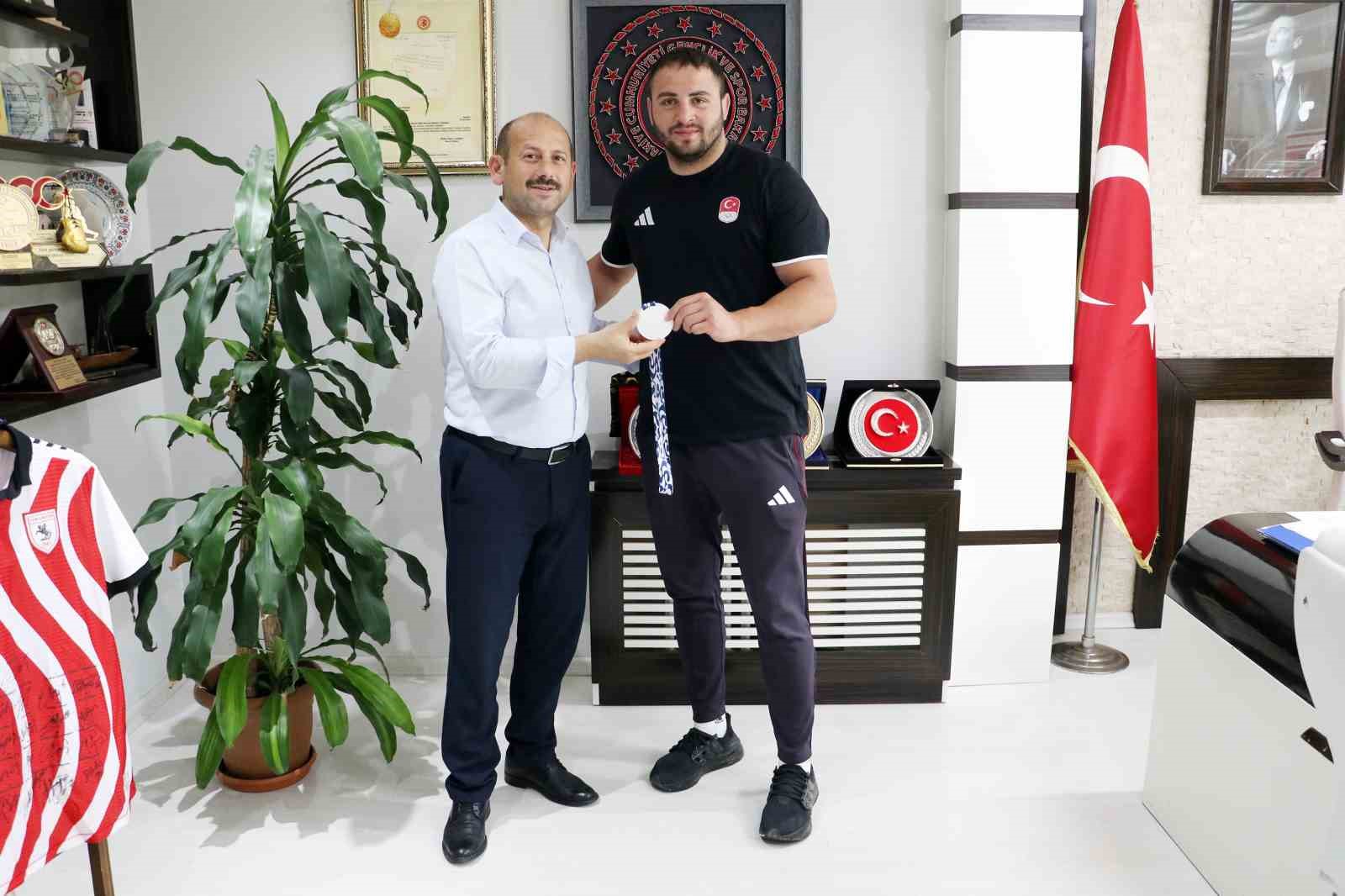 SAMSUN GENÇLİK VE SPOR İL MÜDÜRÜ FEYZULLAH DERECİ, BAŞARILI SPORCUYU MAKAMINDA KABUL EDEREK TEBRİK ETTİ. ACAR’IN ANTRENÖRÜ NİHAT BİLİR DE MİLLİ SPORCUNUN BU ÖNEMLİ BAŞARISINA ORTAK OLDU.