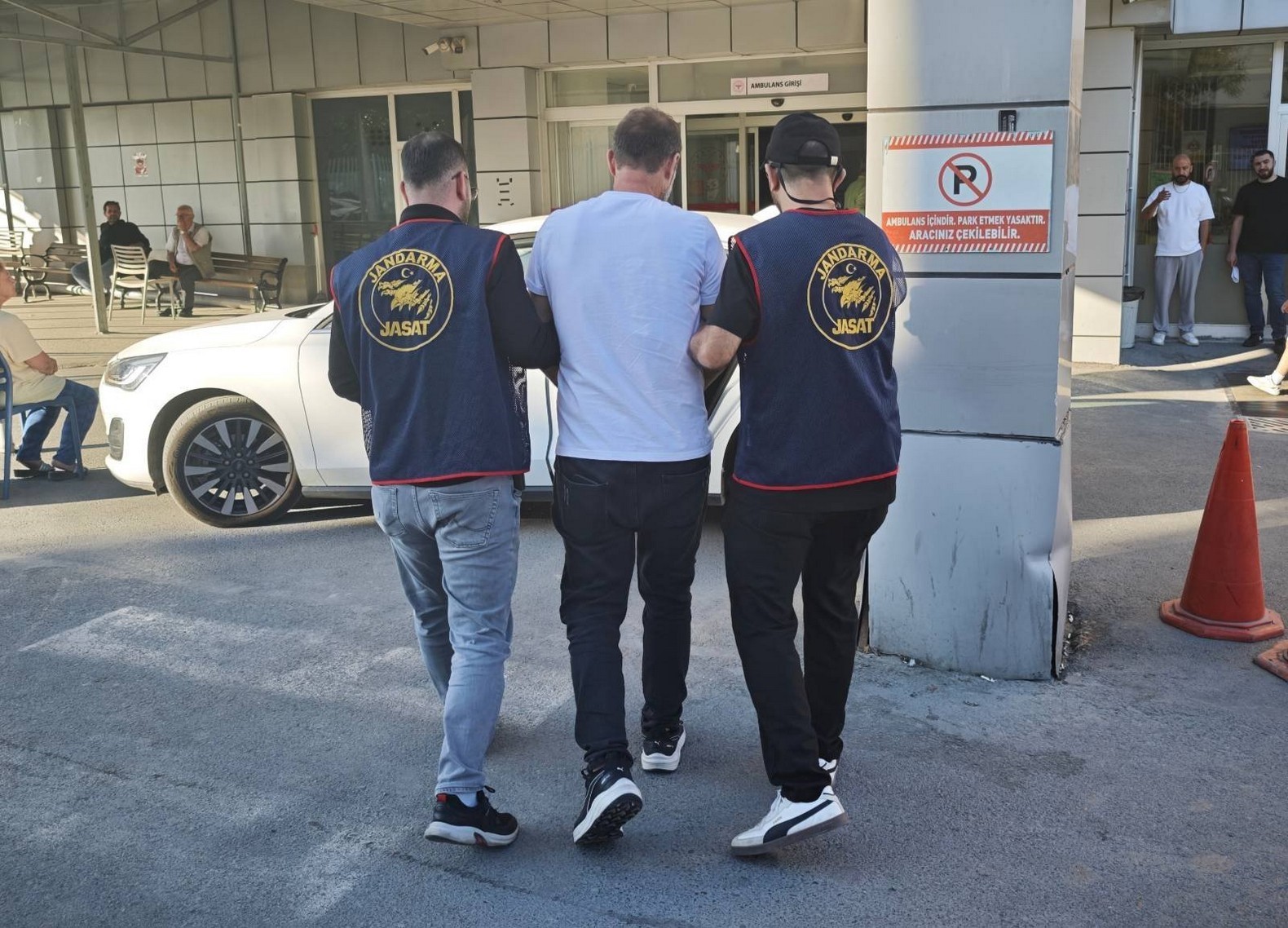 GÜMÜŞHANE’DE HAKKINDA 16 YIL 11 AY 22 GÜN KESİNLEŞMİŞ HAPİS CEZASI BULUNAN FİRARİ HÜKÜMLÜ, JASAT VE NARKOTİK SUÇLARLA MÜCADELE EKİPLERİNİN İSTANBUL’DA DÜZENLEDİĞİ OPERASYONLA YAKALANDI. (V.D.)