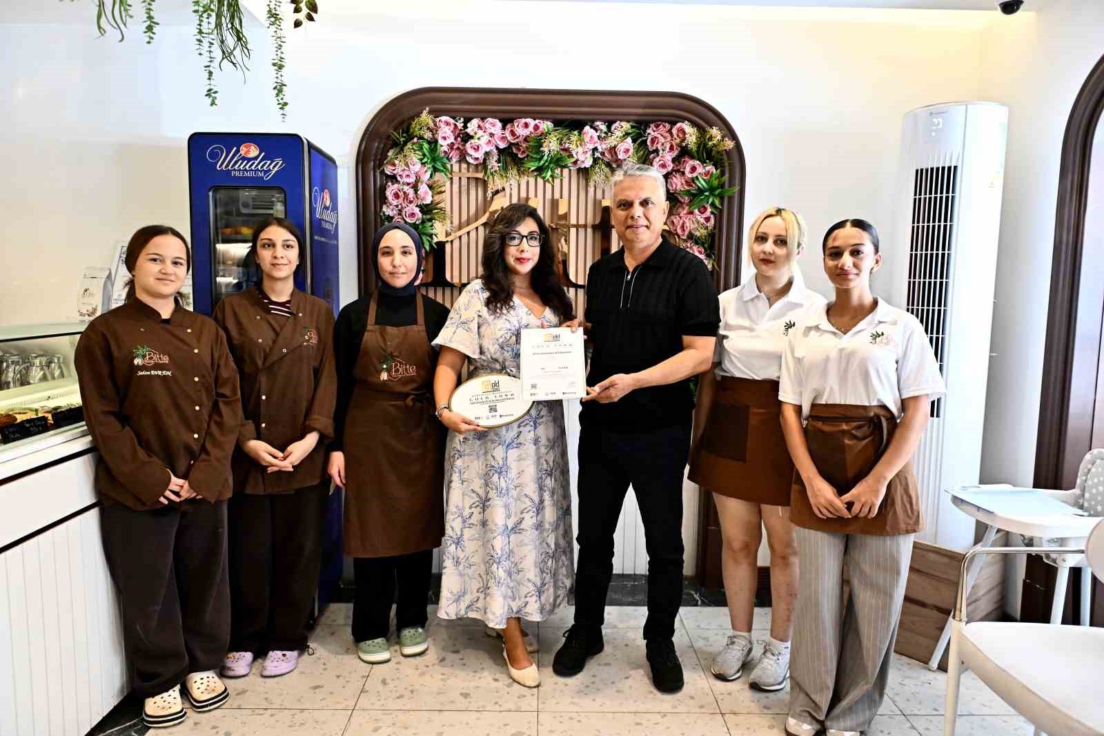 PROGRAMIN KRİTERLERİNİ KARŞILAYAN ŞİRİNYALI MAHALLESİ’NDEKİ BİTTE CHOCOLATE PATİSSERİE’NİN SERTİFİKASINI, MURATPAŞA BELEDİYE BAŞKANI ÜMİT UYSAL İŞLETME SAHİBİ ECE KARTAL’A TAKDİM ETTİ.