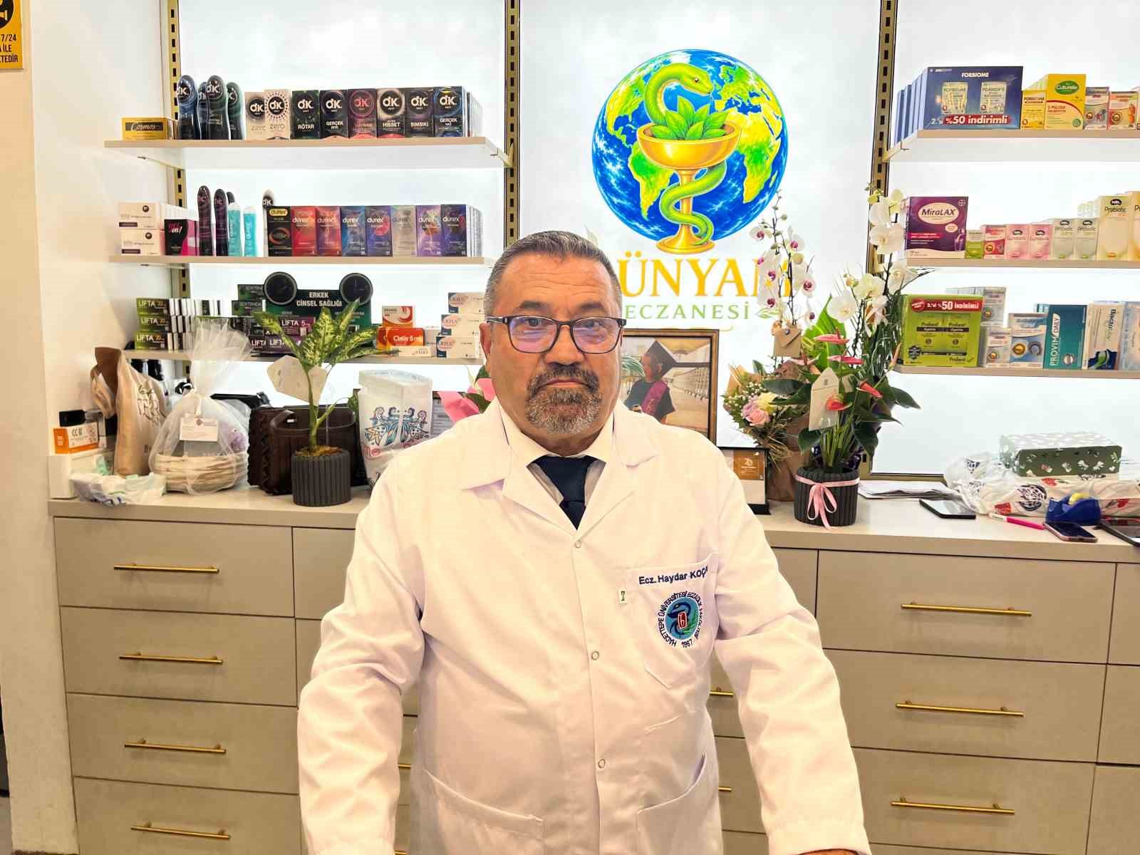 CÜBBESİNİ GİYEREK DİPLOMASINI TORUNUYLA BİRLİKTE ALAN KOÇAK, İZMİR KONAK'TA AÇTIĞI "DÜNYAM ECZANESİ" İLE YARIM ASIRLIK HAYALİNE KAVUŞTU.