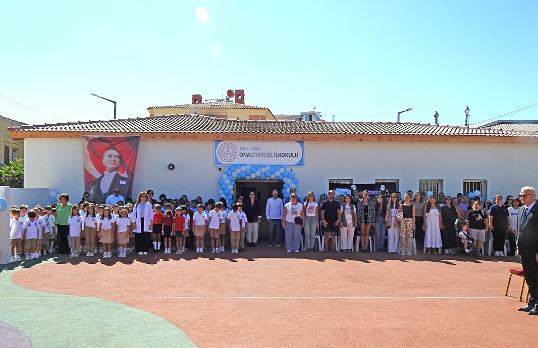 İZMİR'İN ÇEŞME İLÇESİNDE İLKÖĞRETİM HAFTASI, YENİLENEREK 2026-2027 EĞİTİM ÖĞRETİM YILINDA YENİDEN ÖĞRENCİLERİYLE BULUŞAN 16 EYLÜL İLKOKULUNDA DÜZENLENEN TÖRENLE KUTLANDI. PROGRAMDA AYNI ZAMANDA YENİLENEN OKULUN AÇILIŞ KURDELESİ DE KESİLDİ.