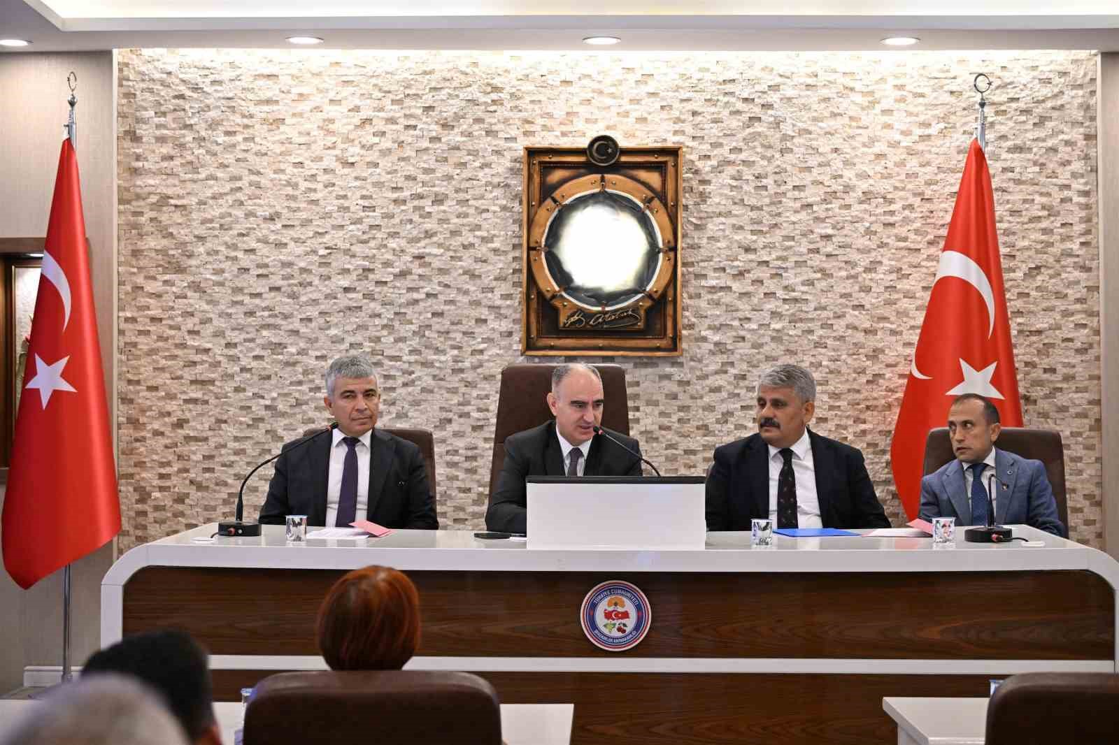 MANİSA VALİSİ VAHDETTİN ÖZKAN BAŞKANLIĞINDA GERÇEKLEŞTİRİLEN İL HAYVANLARI KORUMA KURULU TOPLANTISINDA, MANİSA'DA HAYVAN REFAHI VE VATANDAŞLARIN CAN GÜVENLİĞİ GÖZETİLEREK YÜRÜTÜLEN ÇALIŞMALAR, ELDE EDİLEN SONUÇLAR VE İYİLEŞTİRMEYE AÇIK ALANLAR DEĞERLENDİRİLDİ.