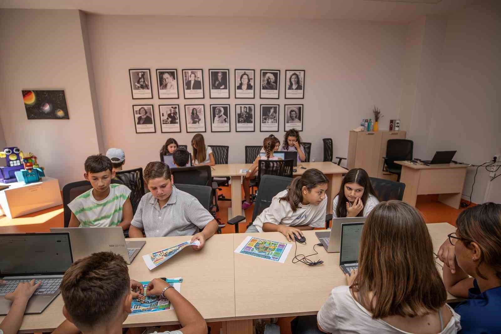 MERSİN’DE ÇOCUKLAR, TASARIM VE TEKNOLOJİ ATÖLYESİ’NDE YAPAY ZEKA, YAZILIM, KODLAMA VE 3 BOYUTLU TASARIM EĞİTİMLERİ ALARAK, ÖĞRENDİKLERİNİ ROBOTLARDAN AKILLI EVLERE KADAR ÇEŞİTLİ PROJELERE DÖNÜŞTÜRÜYOR.