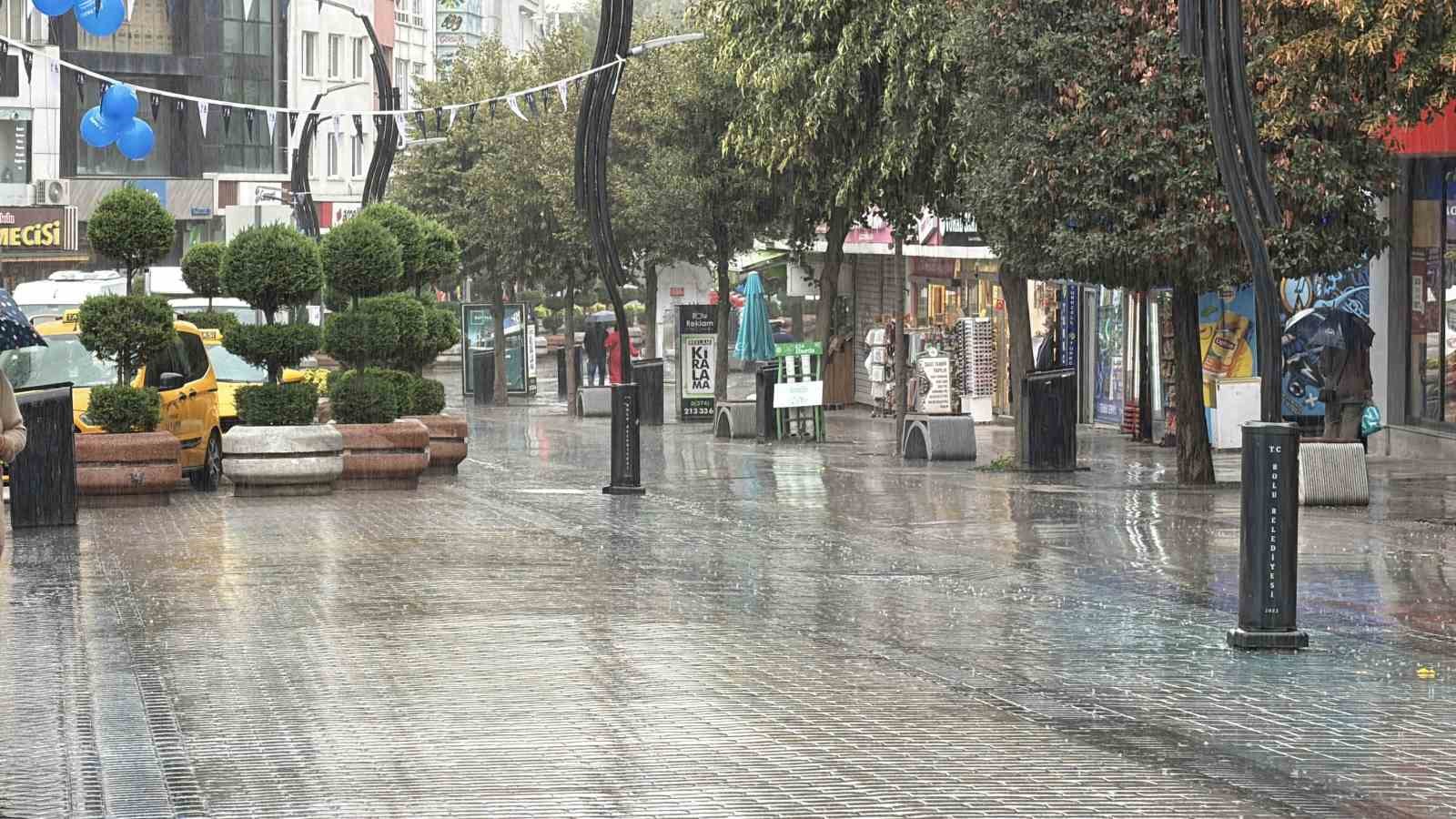 BOLU'DA SABAH SAATLERİNDE SAĞANAK ETKİLİ OLDU.