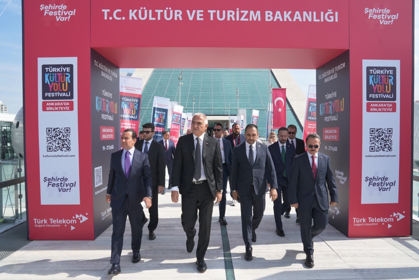 ERSOY, PROGRAM KAPSAMINDA ‘ANKARA RESİMLENİYOR', ‘GENÇ SANAT: 7. AFİŞ TASARIM YARIŞMASI', ‘RENKLERİN BULUŞMASI VE İKİ KÜLTÜRÜN DİYALOĞU' İLE ASELSAN'IN ‘İLERİ DÖNÜŞEN BİR GELECEK VİZYONU' SERGİLERİNİ ZİYARET ETTİ.