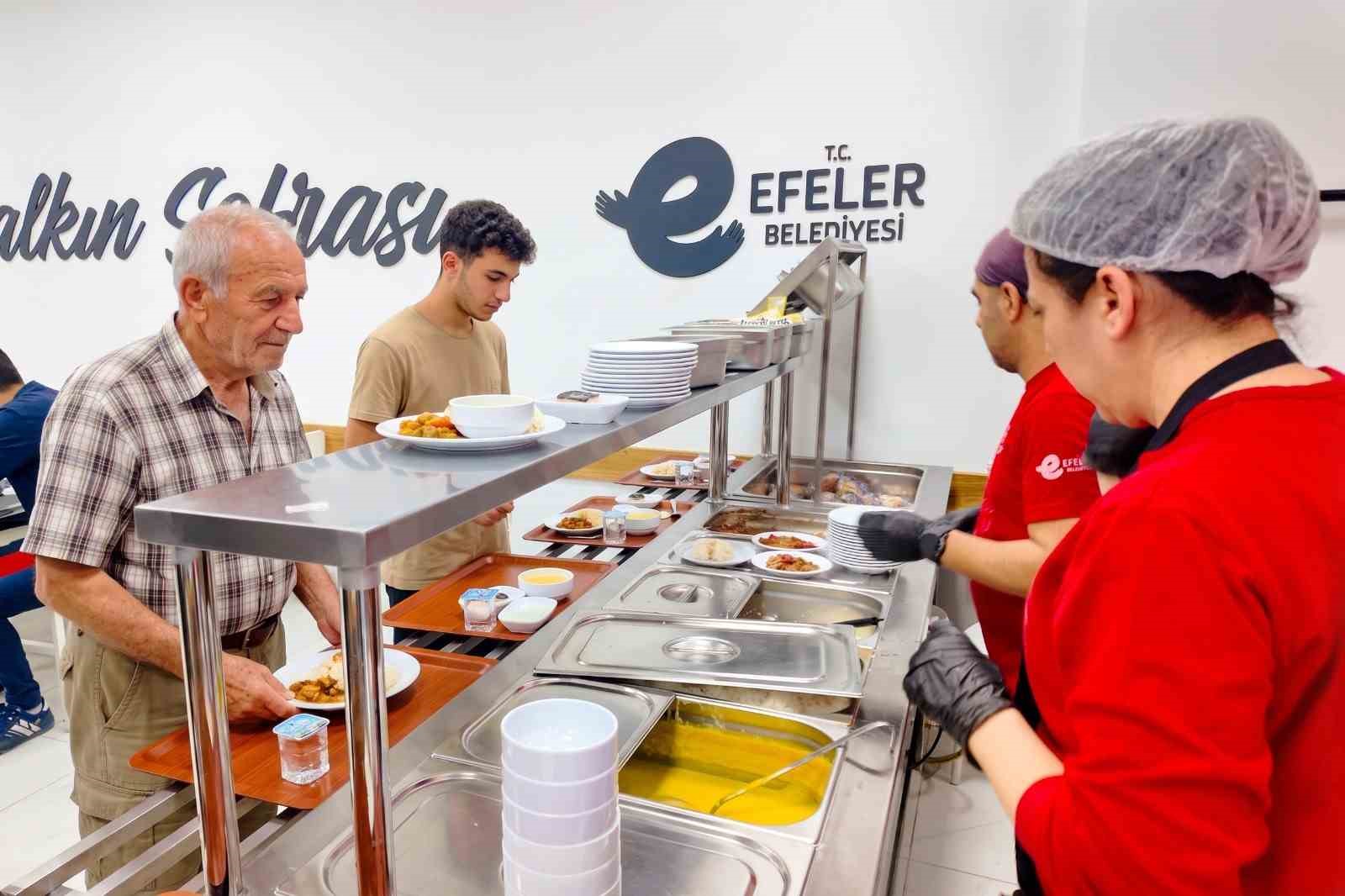 HAFTA İÇİ HER GÜN HİZMET VEREN EFELER KENT LOKANTASI, ÖĞRENCİLERDEN EMEKLİLERE VE DAR GELİRLİ VATANDAŞLARA UYGUN FİYATLI, SAĞLIKLI VE DÖRT ÇEŞİT YEMEK İMKANI SUNUYOR.