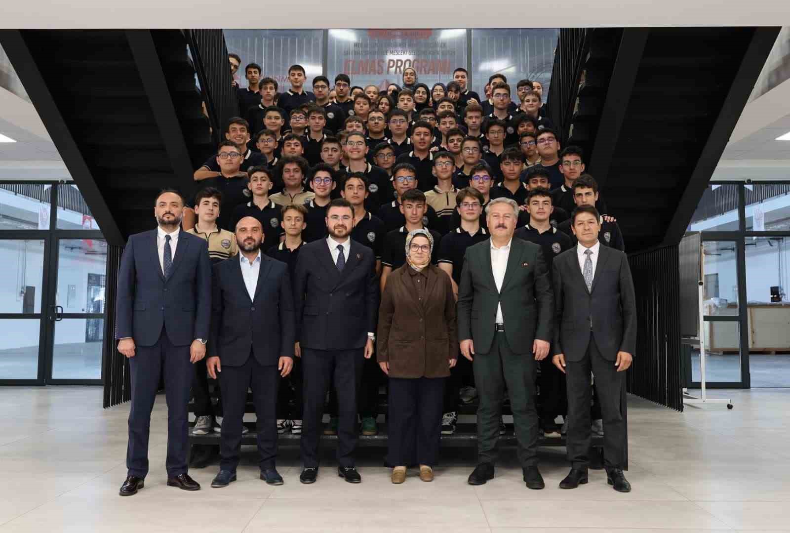 MELİKGAZİ BELEDİYE BAŞKANI DOÇ. DR. MUSTAFA PALANCIOĞLU VE AK PARTİ KAYSERİ MİLLETVEKİLİ AYŞE BÖHÜRLER “YILLARIN SÜZGECİNDEN TECRÜBE KÜRSÜSÜNE" PROGRAMI KAPSAMINDA MELİKGAZİ BELEDİYESİ MEHMET ALTUN HAVACILIK VE UZAY TEKNOLOJİLERİ MESLEKİ VE TEKNİK ANADOLU LİSESİ ÖĞRENCİLERİ İLE BİR ARAYA GELDİ.