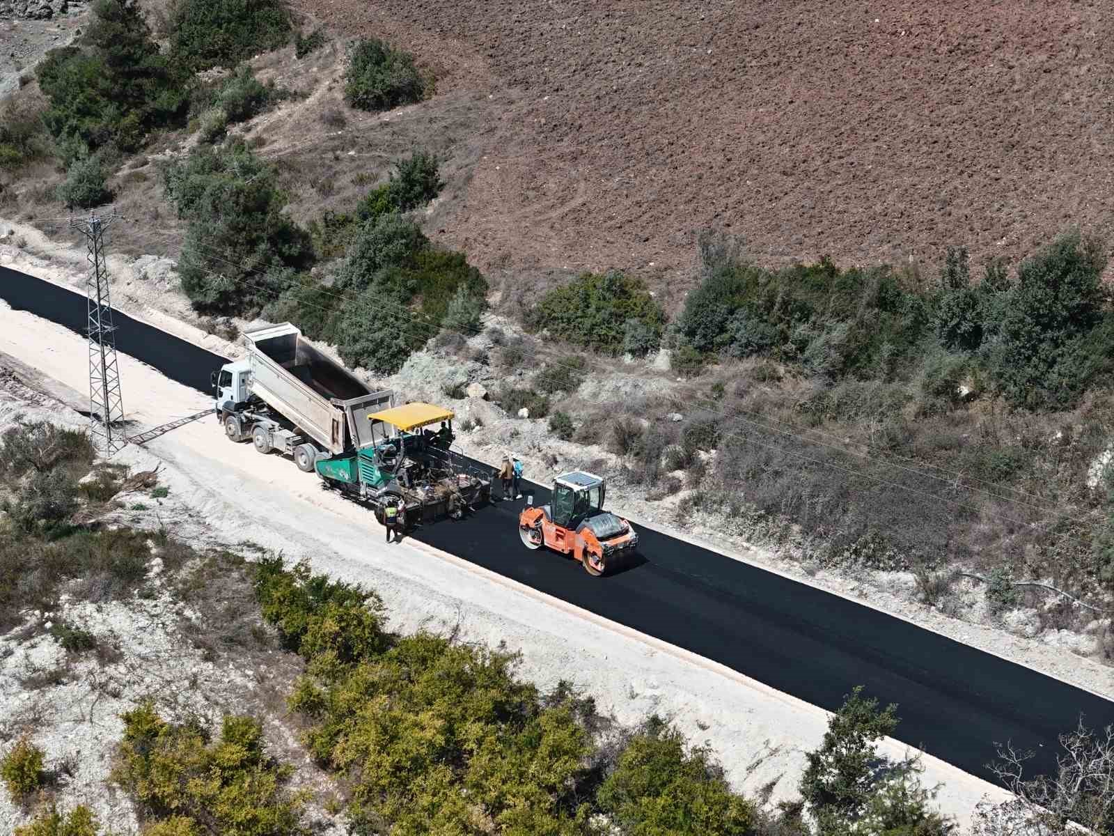 YAYLADAĞI’NDA KIZILÇAT, AŞAĞIPULLUYAZI VE YUKARIPULLUYAZI MAHALLELERİNİ BİRBİRİNE BAĞLAYAN GRUP YOLUNDA SÜRDÜRÜLEN BETON ASFALT ÇALIŞMALARINDAN GÖRÜNTÜLER.