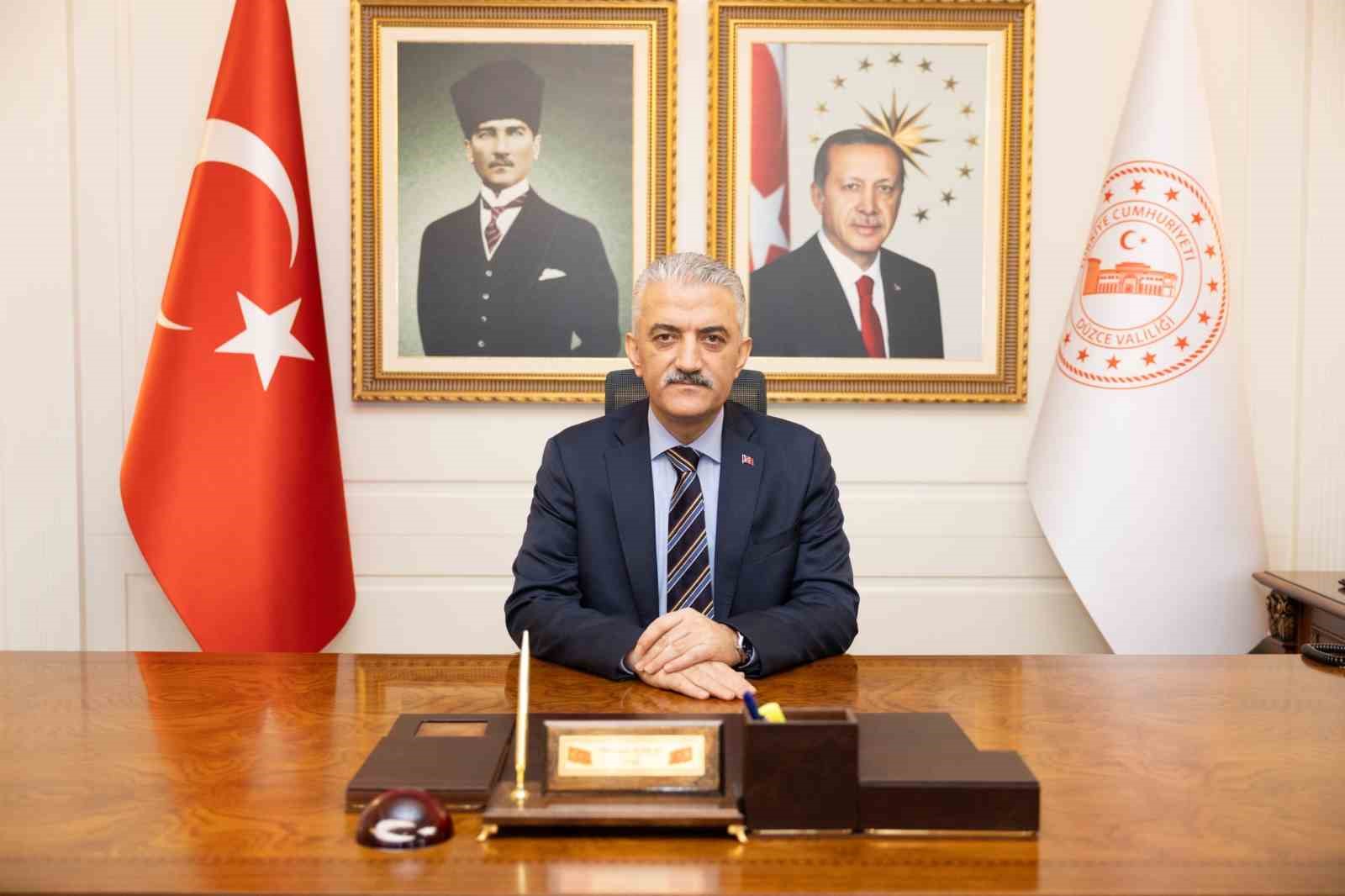 DÜZCE VALİSİ MEHMET MAKAS, 19 EYLÜL GAZİLER GÜNÜ DOLAYISIYLA YAYIMLADIĞI MESAJDA, GAZİLERİN VATAN VE MİLLET İÇİN GÖSTERDİĞİ FEDAKARLIĞA DİKKAT ÇEKEREK TÜM GAZİLERİN GÜNÜNÜ KUTLADI.