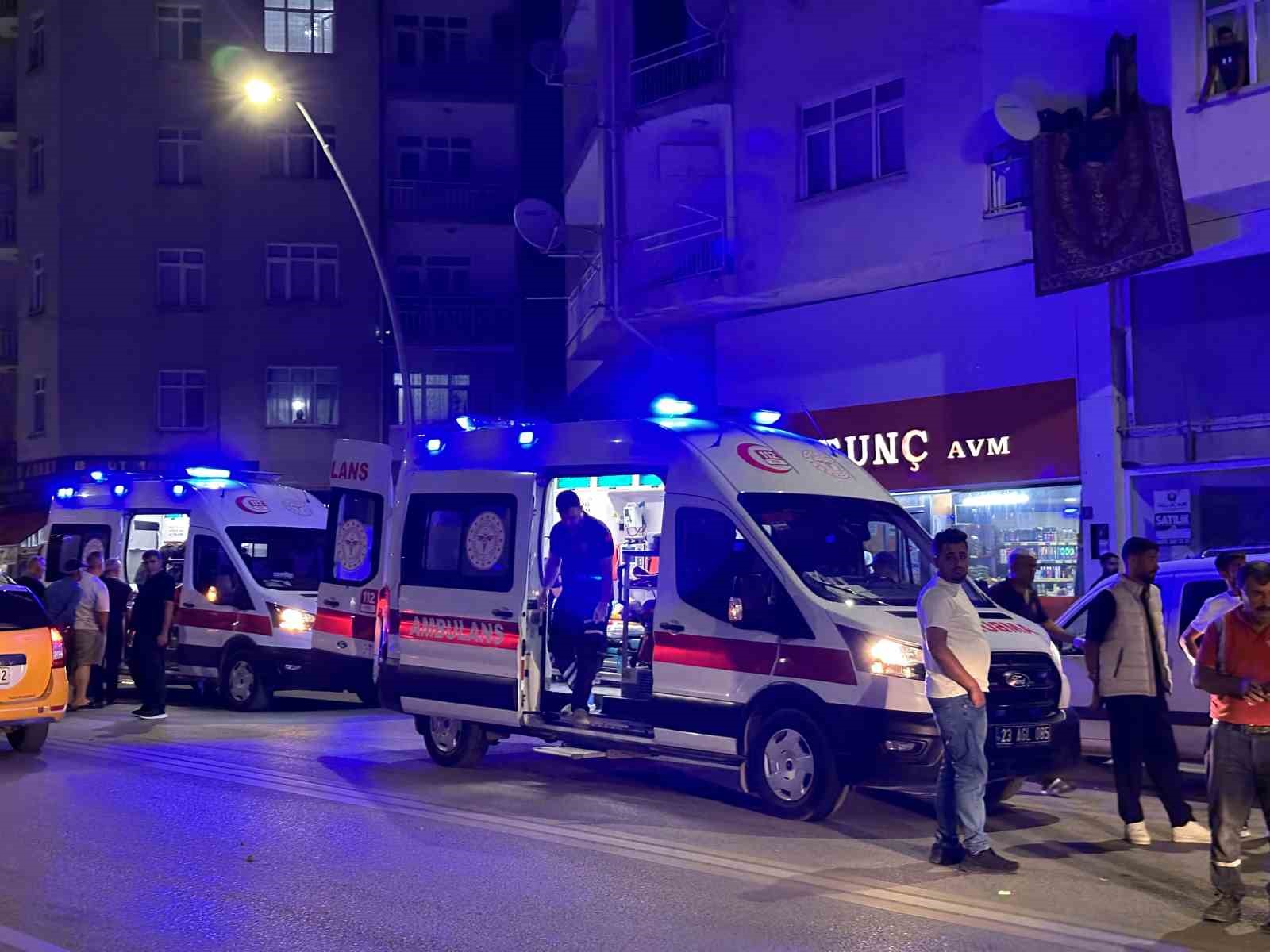 ELAZIĞ’DA ÜÇ ARACIN KARIŞTIĞI TRAFİK KAZASINDA 2 KİŞİ YARALANDI