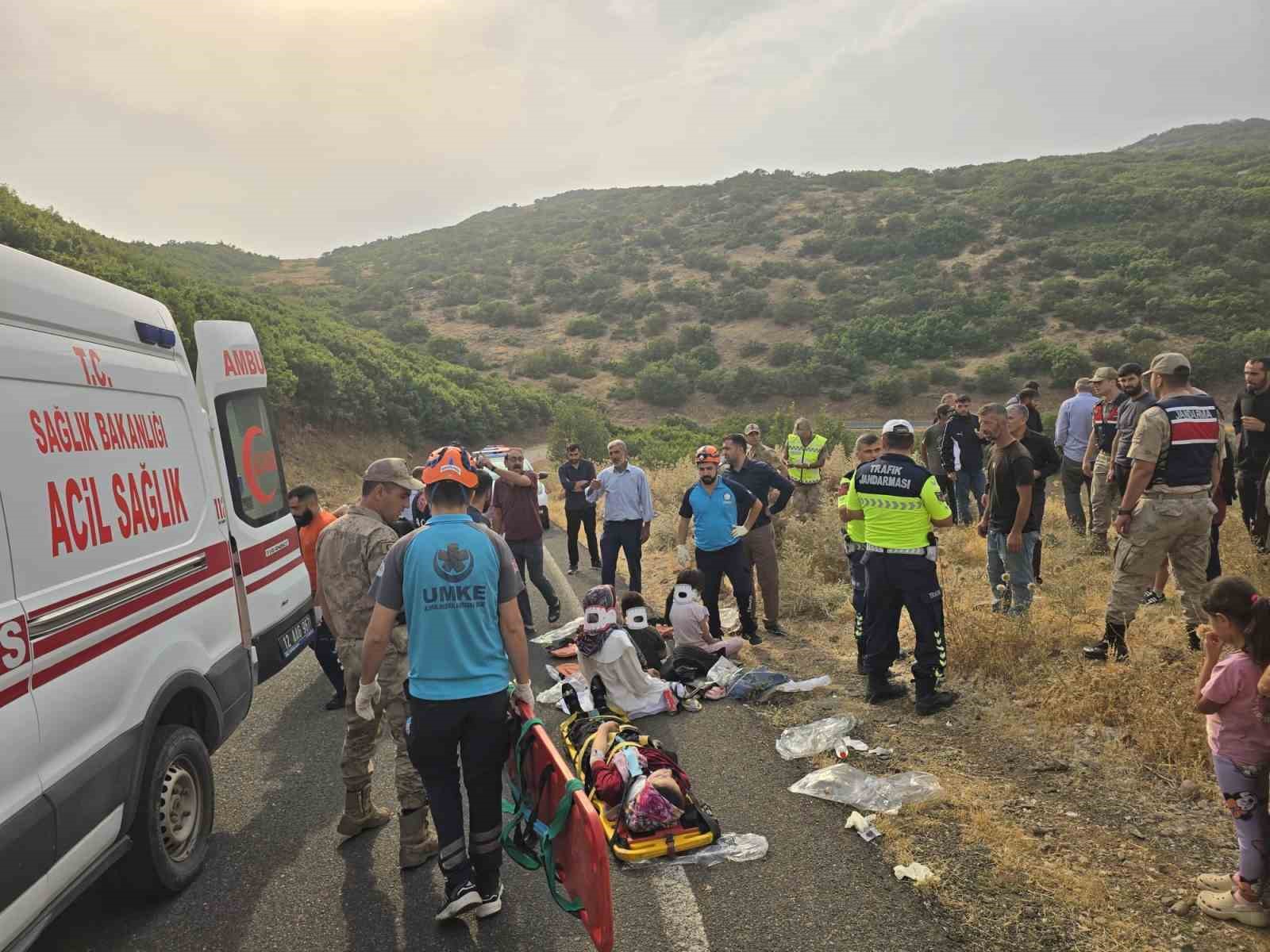 BİNGÖL'ÜN ADAKLI İLÇESİNDE MİNİBÜSÜN ŞARAMPOLE YUVARLANMASI SONUCU MEYDANA GELEN TRAFİK KAZASINDA 10 KİŞİ YARALANDI.