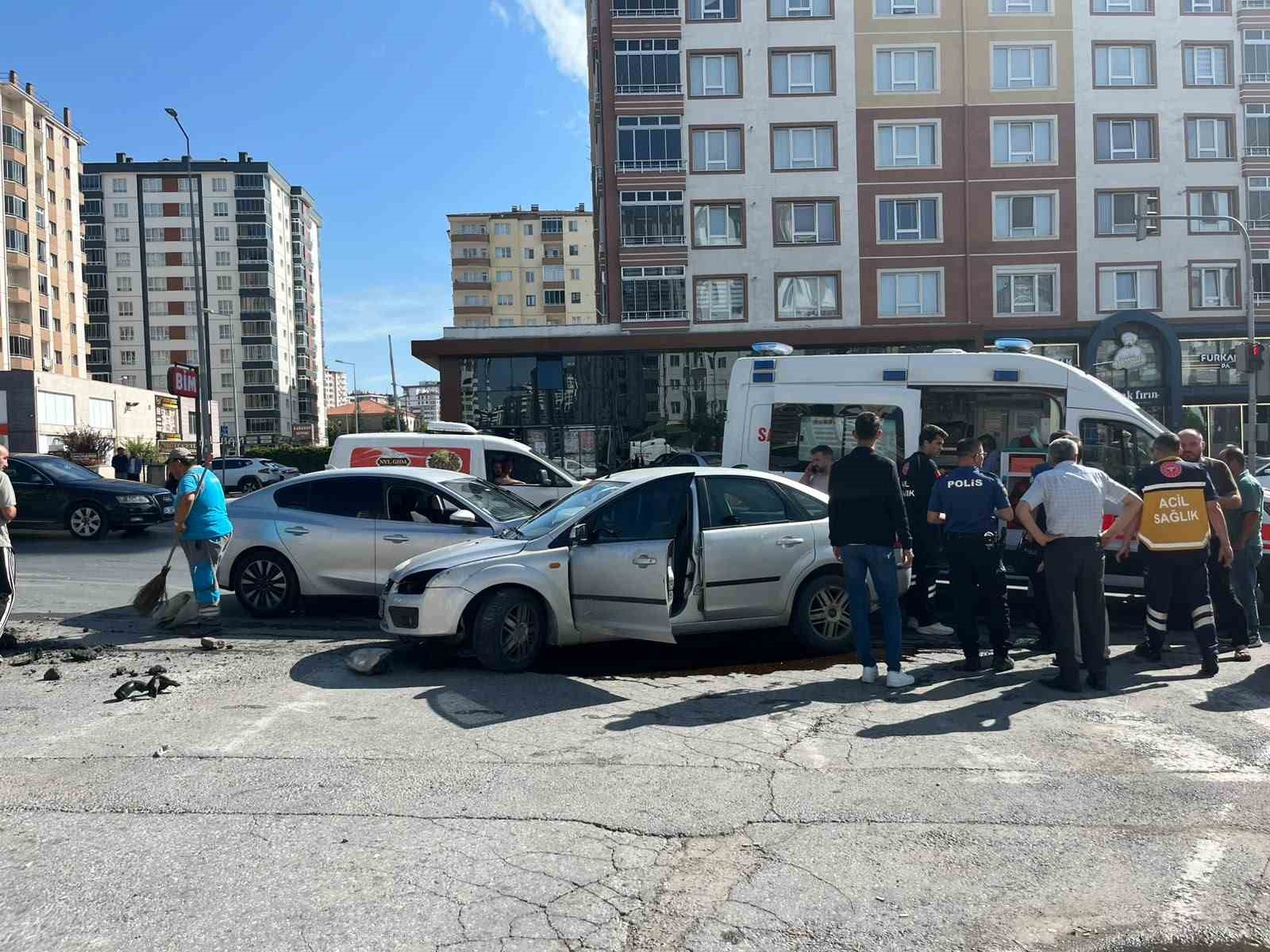 KAYSERİ'NİN KOCASİNAN İLÇESİNDE İKİ OTOMOBİLİN ÇARPIŞMASI SONUCU MEYDANA GELEN TRAFİK KAZASINDA 2 KİŞİ YARALANDI.