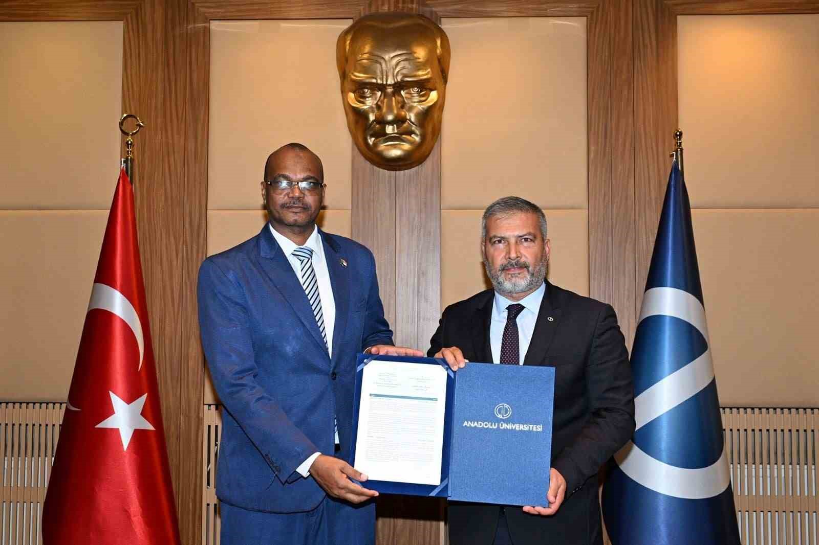 SUDAN CUMHURİYETİ EĞİTİM VE ÖĞRETİM BAKANI DR. TİHAMİ ZEYN HACER BAŞKANLIĞINDAKİ HEYET, ANADOLU ÜNİVERSİTESİNİ ZİYARET ETTİ. ZİYARET KAPSAMINDA İKİ KURUM ARASINDA EĞİTİM, TÜRKÇE ÖĞRETİMİ VE MESLEKİ KAPASİTE GELİŞTİRMEYİ İÇEREN ÇERÇEVE PROTOKOLÜ İMZALANDI.
