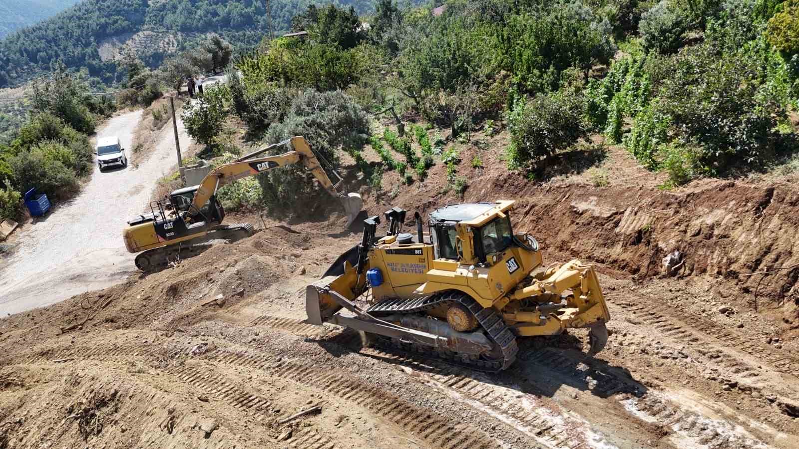 BELEN BENLİDERE MAHALLESİ YAPRAKLI MEVKİİNDE YAKLAŞIK 4 KİLOMETRELİK YOL GÜZERGÂHINDA SÜRDÜRÜLEN GENİŞLETME ÇALIŞMALARINDAN GÖRÜNTÜ.