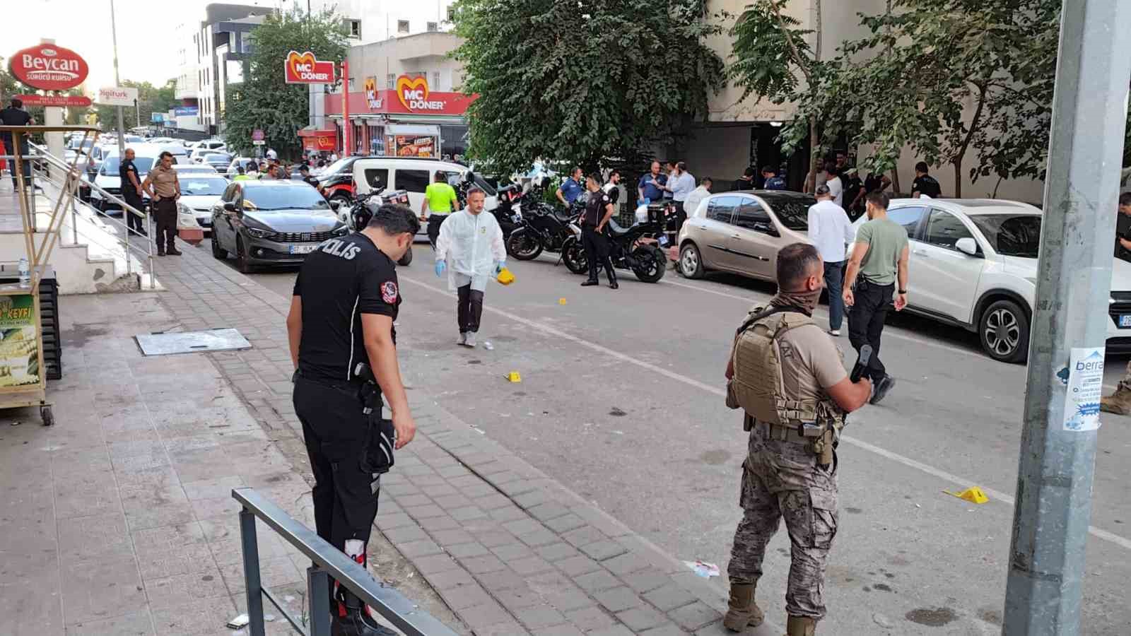 BATMAN'DA İKİ GRUP ARASINDA ÇIKAN SİLAHLI KAVGADA 1 KİŞİ İLE YOLDAN GEÇEN 2 VATANDAŞ YARALANDI.
