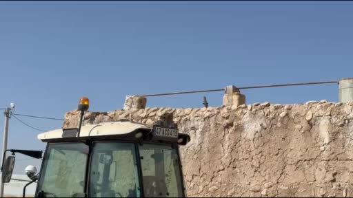 Mardin'de traktörüne yuva yapan kumru için tarla işlerini erteledi, kontak kapattı