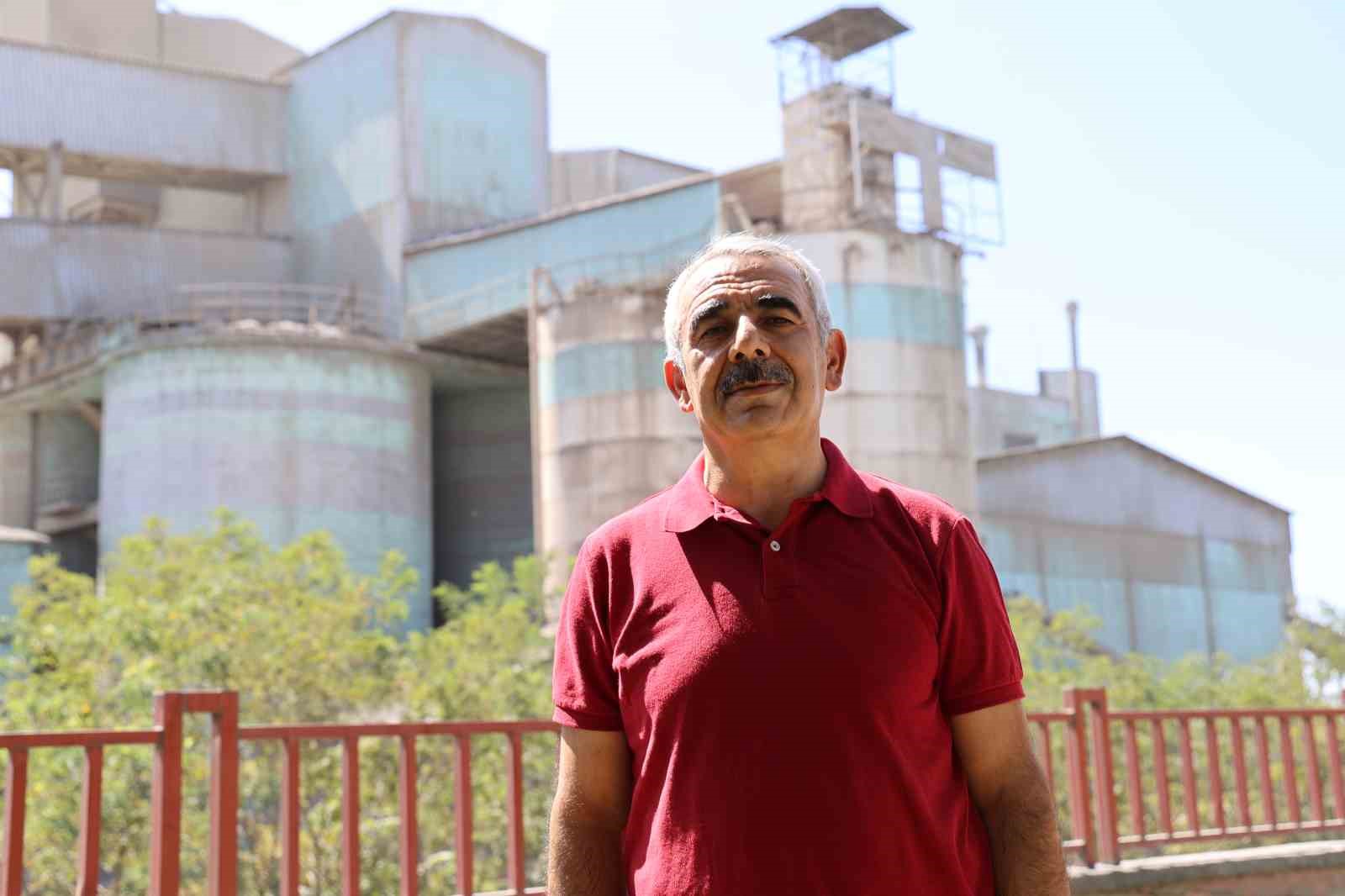 ELAZIĞ’DA KENT MERKEZİNDE KALAN VE ÇEVRE KİRLİLİĞİNE YOL AÇTIĞI GEREKÇESİYLE TAŞINMASI GÜNDEMDE OLAN ÇİMENTO FABRİKASI İLE İLGİLİ AÇIKLAMALARDA BULUNAN MASSAD BAŞKANI SEBAHATTİN BOZCAN, FABRİKANIN TADIM KÖYÜ MEVKİSİNE TAŞINMASININ ÇEVRE FELAKETİNE YOL AÇACAĞINI BELİRTEREK, “ ALTYAPISI HAZIR OLAN MAD