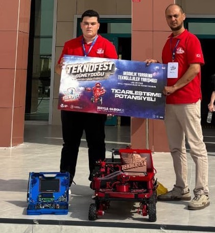 DÜZCE GÖLYAKA ŞEHİT SERHAT BAL MESLEKİ VE TEKNİK ANADOLU LİSESİ ÖĞRENCİSİ EFE CİNALİ, TEKNOFEST İNSANLIK YARARINA TEKNOLOJİ YARIŞMASI’NDA ‘EN İYİ TİCARİLEŞTİRME POTANSİYELİ ÖDÜLÜ’NÜ KAZANDI.