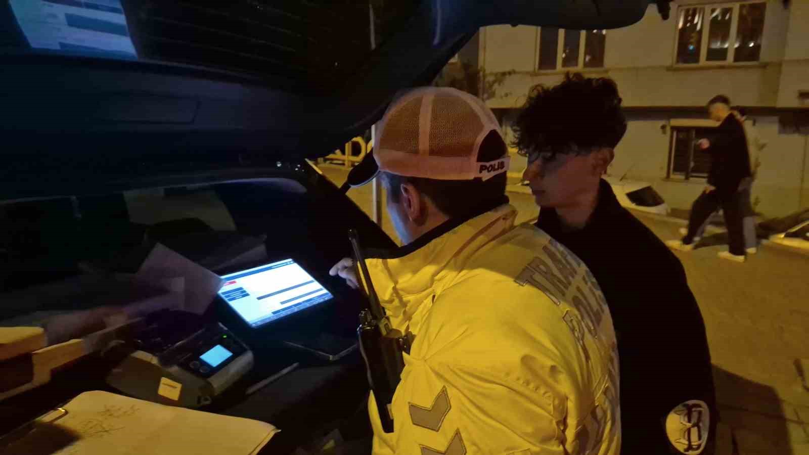 ESKİŞEHİR'DE POLİS EKİPLERİNİN "DUR" İHTARINA UYMAYARAK KAÇAN VE KİLOMETRELERCE SÜREN KOVALAMACA SONUCU REFÜJE ÇIKARAK DURAN MOTOSİKLET SÜRÜCÜSÜNE, 8 FARKLI MADDEDEN TOPLAM 352 BİN 219 TL İDARİ PARA CEZASI UYGULANDI.