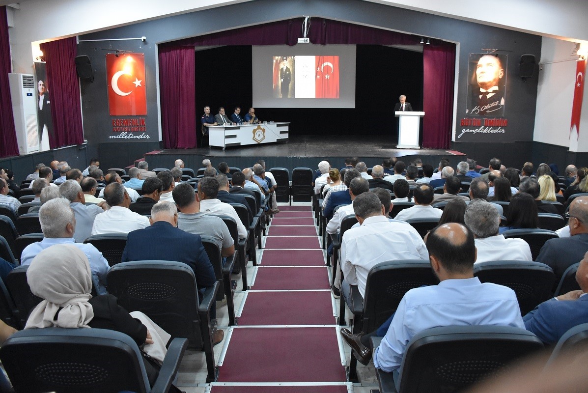 MANİSA’NIN SALİHLİ İLÇESİNDE 2026-2027 EĞİTİM-ÖĞRETİM YILININ HUZUR VE GÜVEN ORTAMI İÇERİSİNDE GEÇİRİLMESİ AMACIYLA, KAYMAKAM ALİ GÜLDOĞAN BAŞKANLIĞINDA "GÜVENLİ EĞİTİM TOPLANTISI" GERÇEKLEŞTİRİLDİ. TOPLANTIDA ÖĞRENCİLERİN GÜVENLİĞİ, OKUL ÇEVRELERİ, SERVİS ARAÇLARI VE DENETİMLER ELE ALINDI.