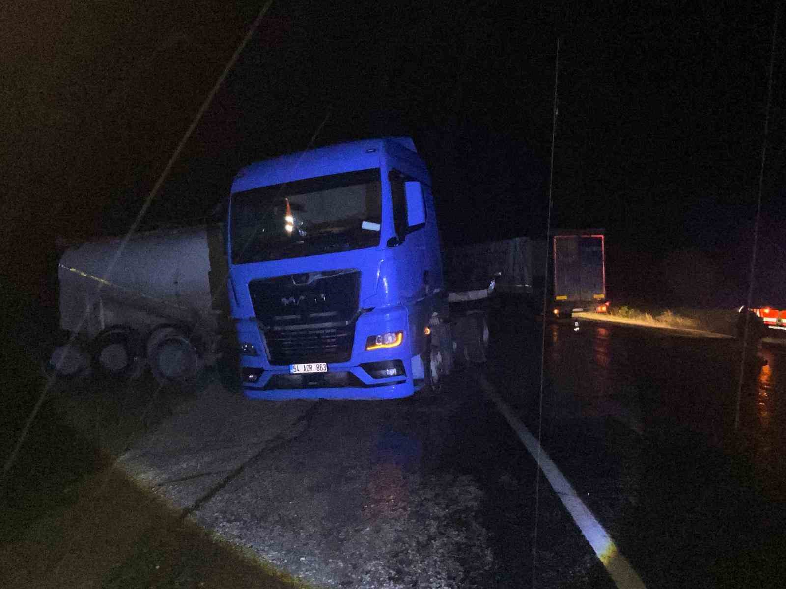 BOLU'NUN MUDURNU İLÇESİNDE YAĞIŞ NEDENİYLE KAYAN TIRIN, KARŞI YÖNDEN GELEN TIRLA ÇARPIŞMASI SONUCU 2 SÜRÜCÜ YARALANDI.
