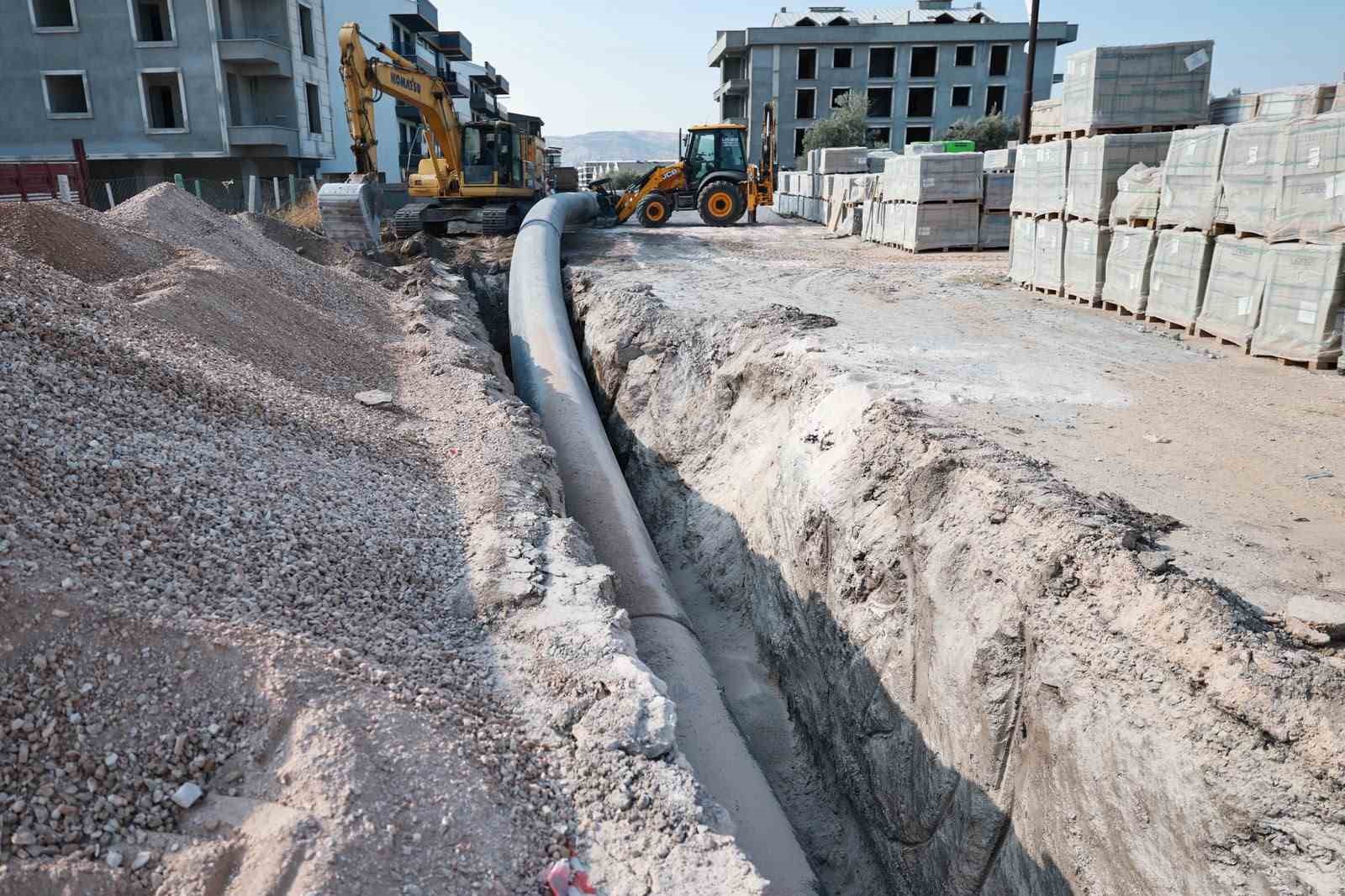 MANİSA BÜYÜKŞEHİR BELEDİYE BAŞKANI BESİM DUTLULU, AKHİSAR İLÇE MERKEZİNDE DEVAM EDEN 3,5 KİLOMETRELİK İÇME SUYU TERFİ HATTI YENİLEME ÇALIŞMALARINI YERİNDE İNCELEDİ. BAŞKAN DUTLULU, 45 MİLYON TL’LİK YATIRIMLA FAY HATTI NEDENİYLE SIK SIK ARIZALANAN MEVCUT HATLARIN YENİLENEREK UZUN SÜRELİ SU KESİNTİLER