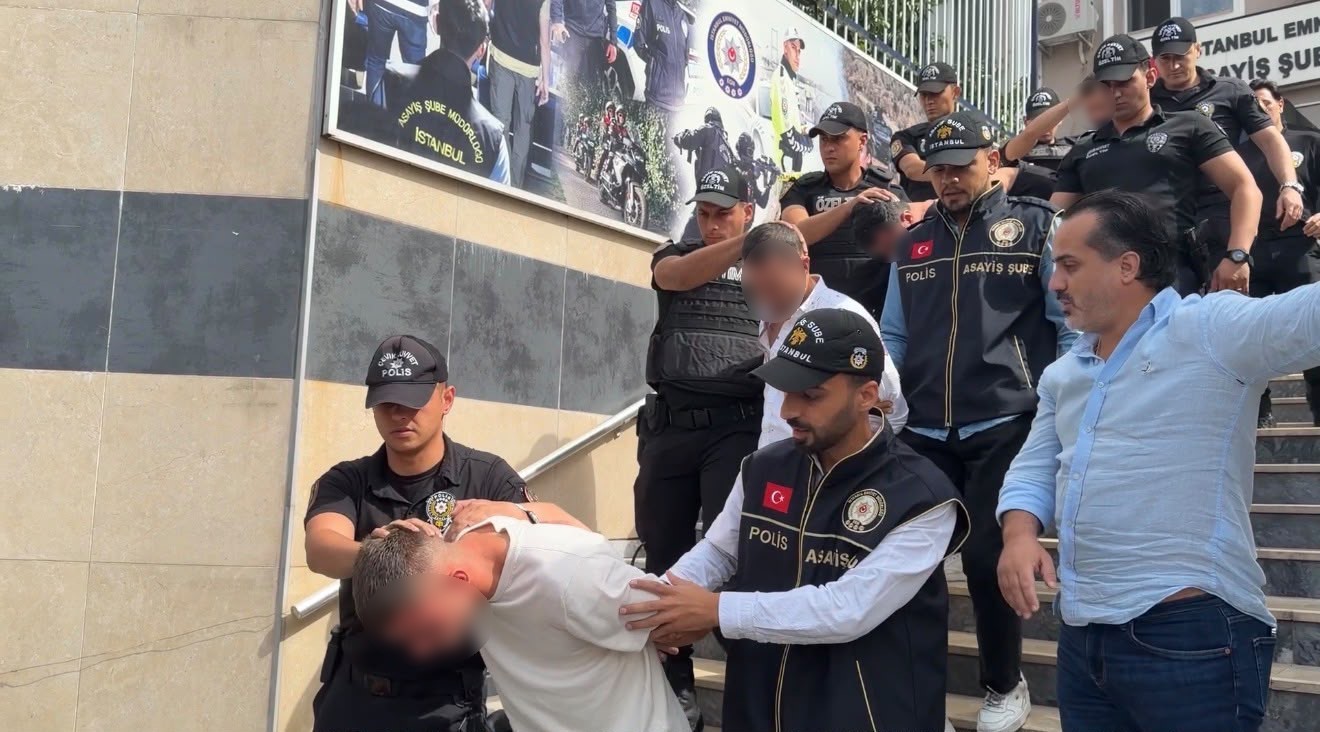 FATİH’TE 2 KİŞİNİN HAYATINI KAYBETTİĞİ SİLAHLI KAVGAYA İLİŞKİN GÖZALTINA ALINAN 12 ŞÜPHELİ ADLİYEYE SEVK EDİLDİ.