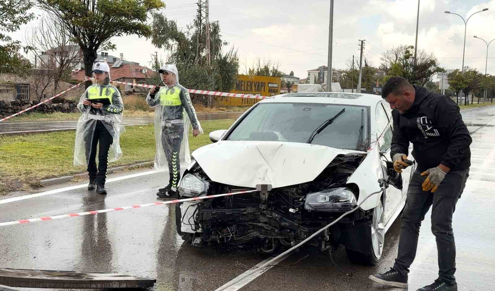 AKSARAY’DA SÜRÜCÜSÜNÜN DİREKSİYON HAKİMİYETİNİ KAYBETTİĞİ OTOMOBİL ÖNCE ÇARPTIĞI AYDINLATMA DİREĞİNİ SONRADA REFÜJDEKİ AĞACI DEVİRDİ. KAZADA SÜRÜCÜ YARALANDI.