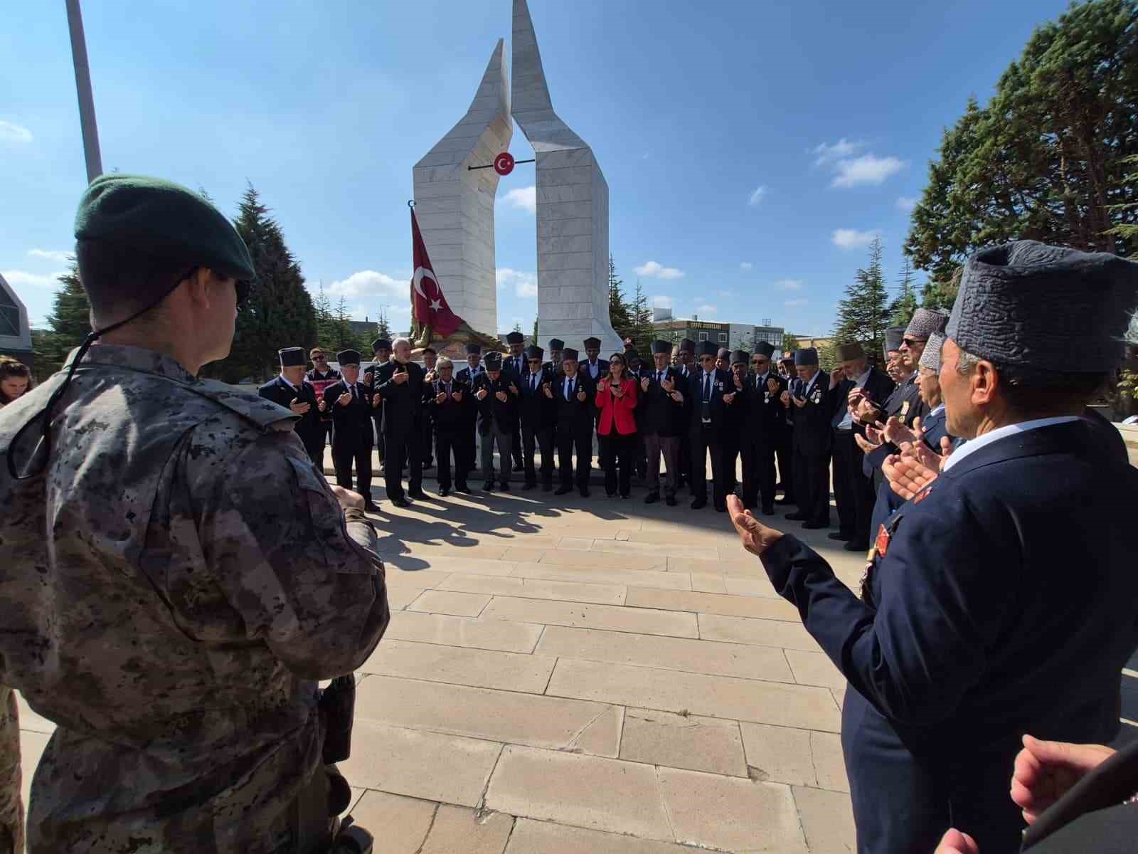 ESKİŞEHİR’DE 19 EYLÜL GAZİLER GÜNÜ DOLAYISIYLA DÜZENLENEN PROGRAM KAPSAMINDA GAZİLER VE ŞEHİT YAKINLARI, VİŞNELİK HAVA ŞEHİTLİĞİ İLE KANLIPINAR ŞEHİTLİĞİ’Nİ ZİYARET EDEREK DUALAR ETTİ.