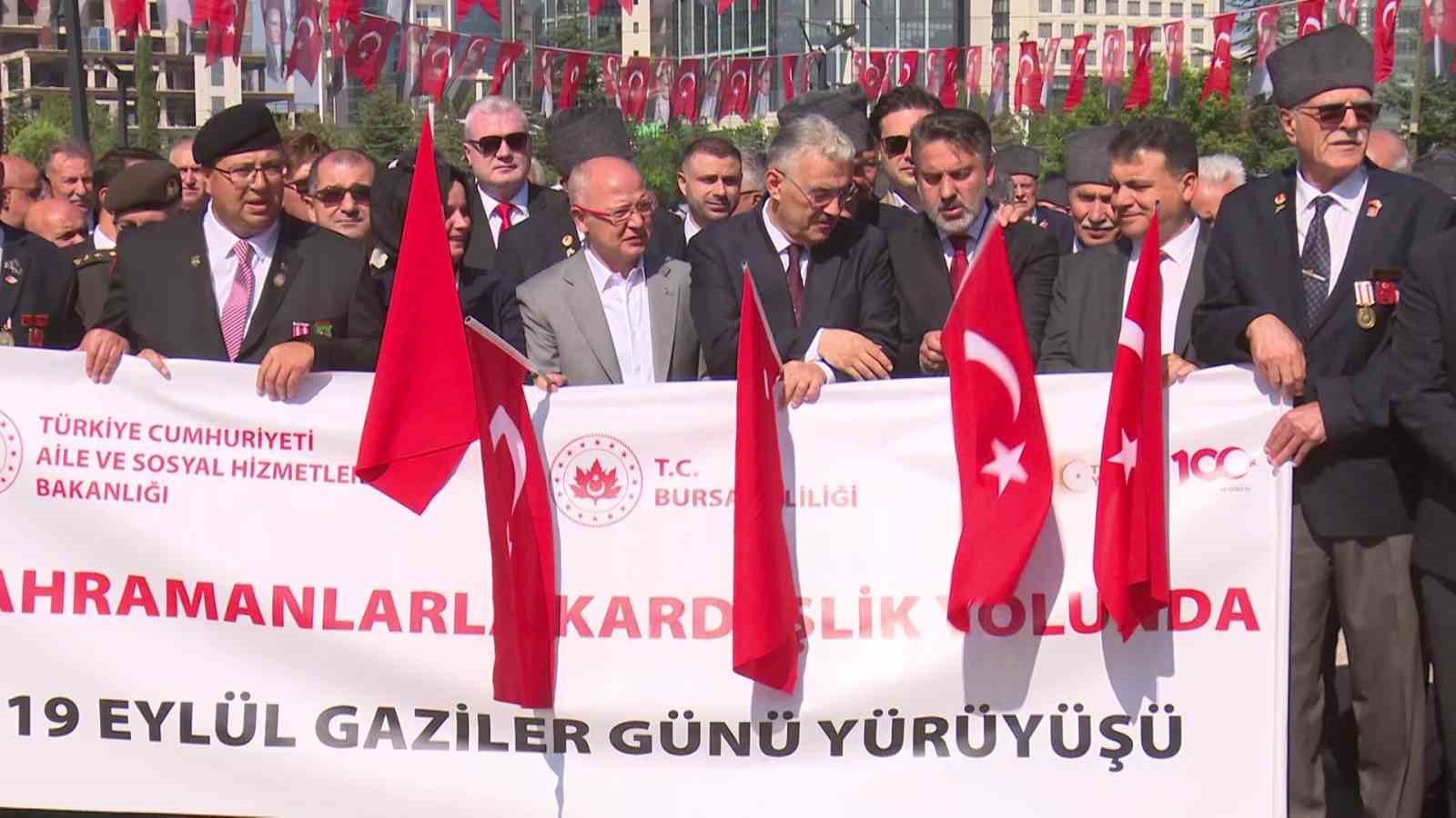BURSA’DA 19 EYLÜL GAZİLER GÜNÜ DOLAYISIYLA DÜZENLENEN TÖRENDE, ŞEHİTLER RAHMET VE MİNNETLE ANILIRKEN, GAZİLERİN VATAN İÇİN GÖSTERDİĞİ FEDAKÂRLIKLAR YAD EDİLDİ.
