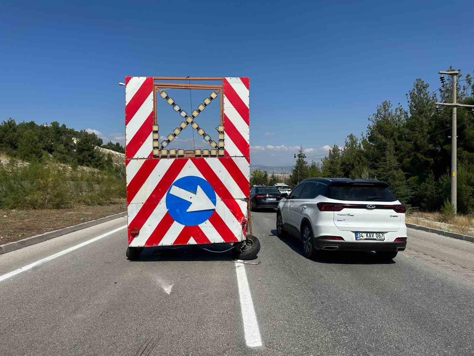 BURDUR'DA TİCARİ TAKSİNİN TRAFİK YÖNLENDİRME RÖMORKUNA ÇARPMASI SONUCU MEYDANA GELEN TRAFİK KAZASINDA, TAKSİ SÜRÜCÜSÜ YARALANDI.