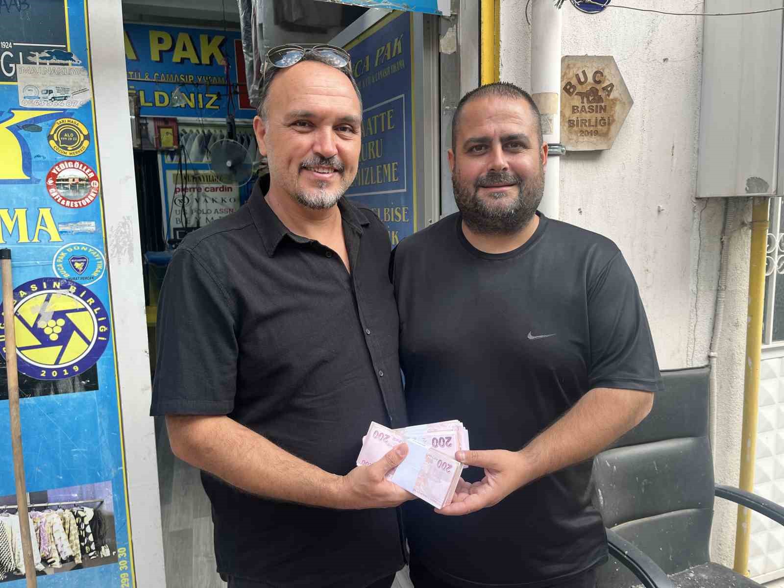 PARASINI EKSİKSİZ TESLİM ALAN RAMAZAN AHMET KILIÇASLAN (SOLDA), DÜRÜST ESNAF MURAT MERCAN'A (SAĞDA) TEŞEKKÜR ETTİ.