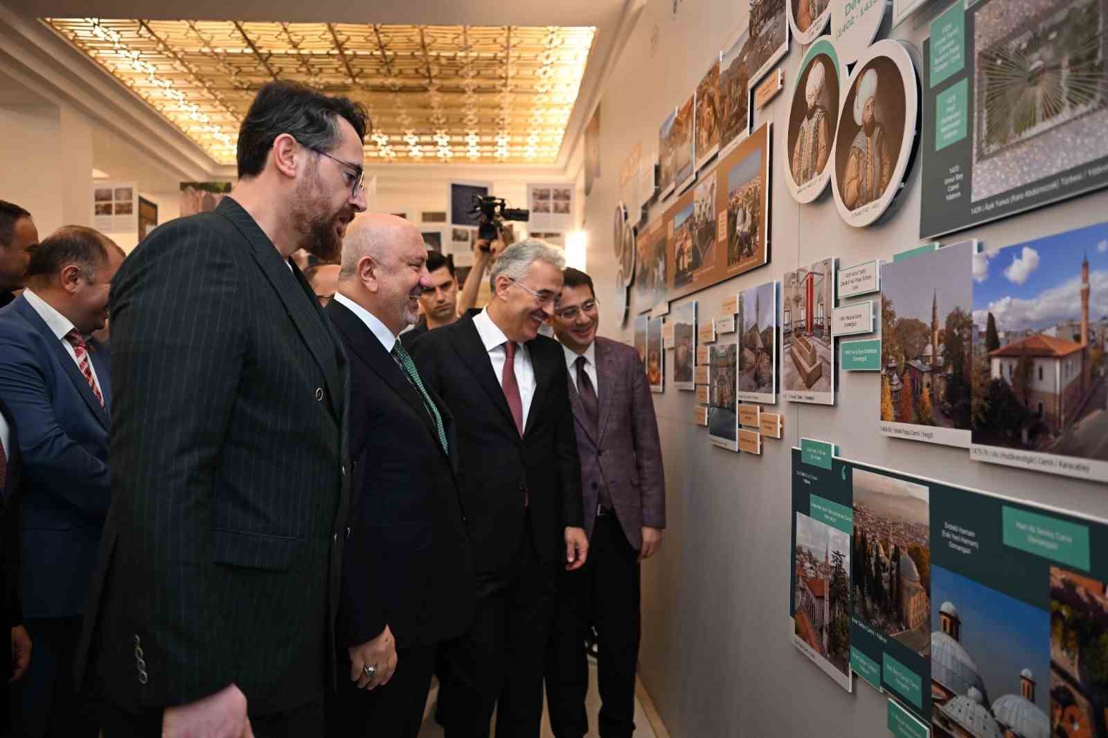 BURSA'DAKİ 385 VAKIF ESERİNİN 34 BİN 952 FOTOĞRAF KARESİYLE BELGELENDİĞİ ÇALIŞMA SONUCUNDA HAZIRLANAN "BURSA VAKIF ESERLERİ KİTABI" OKURLA BULUŞURKEN, PROJEDEN SEÇİLEN FOTOĞRAFLARDAN OLUŞAN "BİR RÜYANIN İZİNDE" ADLI FOTOĞRAF VE DENEYİM SERGİSİ DE ZİYARETE AÇILDI.