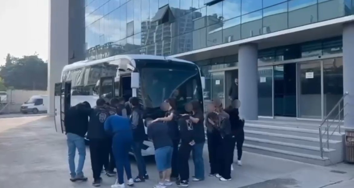 İNTERNETTE KADIN KILIĞINA GİRİP EVLİLİK VAADİYLE KANDIRDILAR, SONRA TEHDİT ETTİLER : BURSA’DA 10 TUTUKLAMA