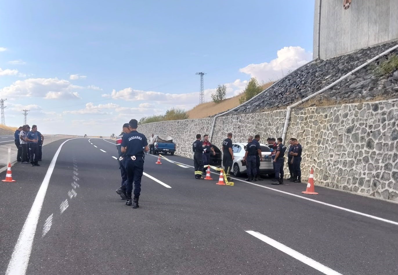 TEKİRDAĞ'IN HAYRABOLU İLÇESİNDE SEYİR HALİNDEKİ OTOMOBİLE SİLAHLA ATEŞ AÇILMASI SONUCU ARAÇ SÜRÜCÜSÜ 45 YAŞINDAKİ H.M. HAYATINI KAYBETTİ.
