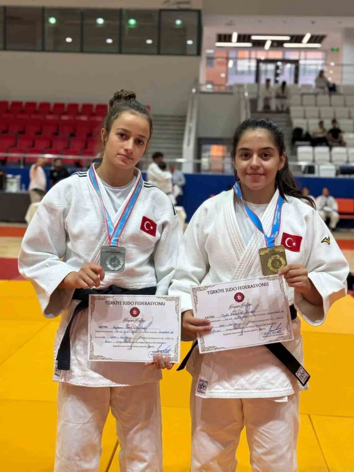 ÇANAKKALE’DE DÜZENLENEN SPORCU EĞİTİM MERKEZLERİ (SEM) TÜRKİYE JUDO ŞAMPİYONASI’NDA MÜCADELE EDEN BURDUR SEM SPORCULARI, ORGANİZASYONU 1 ALTIN VE 1 GÜMÜŞ MADALYAYLA TAMAMLADI.