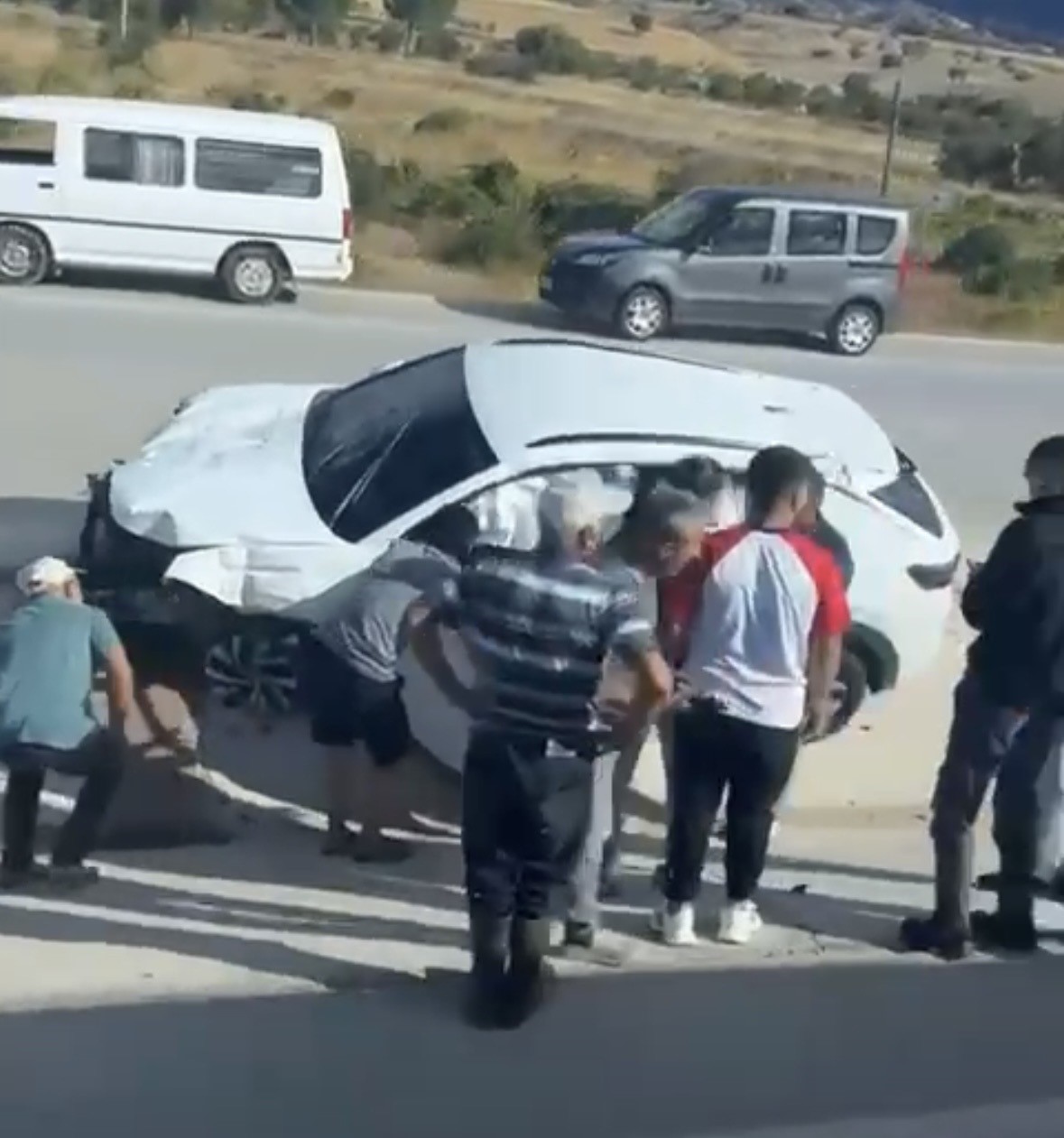 BURDUR’UN KARAMANLI İLÇESİNDE SÜRÜCÜSÜNÜN DİREKSİYON HAKİMİYETİNİ KAYBETTİĞİ OTOMOBİLİN ORTA REFÜJDE BULUNAN TRAFİK LEVHALARINA ÇARPMASI SONUCU MEYDANA GELEN KAZADA 1 KİŞİ YARALANDI.