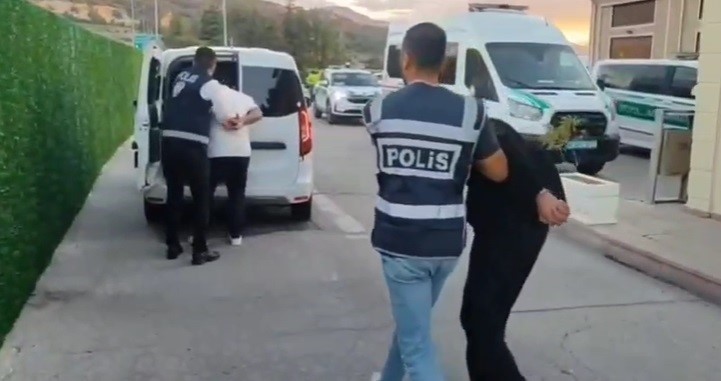 KONYA MERKEZLİ 24 İLDE DÜZENLENEN EŞ ZAMANLI "PARAVAN 1" OPERASYONUNDA, 317 AYRI DOLANDIRICILIK OLAYINDA 48 MİLYON 76 BİN 595 LİRALIK HAKSIZ MENFAAT SAĞLADIĞI BELİRLENEN 65 ŞÜPHELİ GÖZALTINA ALINDI.