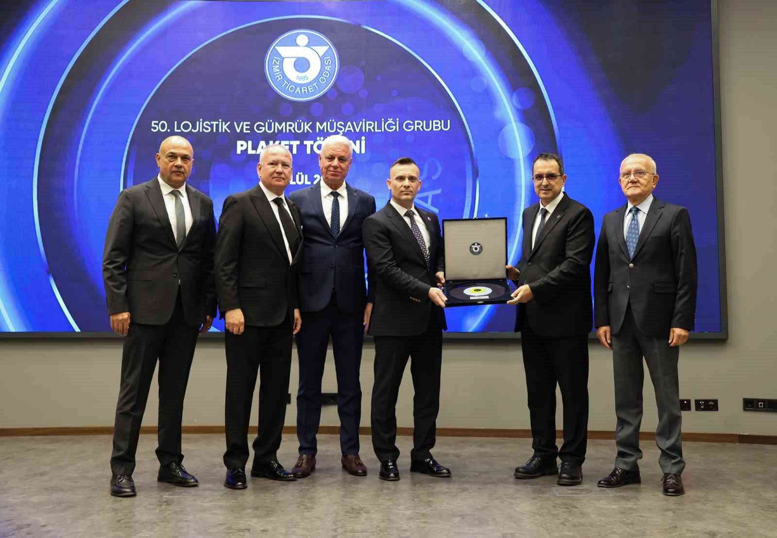 DIŞ TİCARETİN GÖRÜNMEYEN KAHRAMANLARI, MESLEĞE ADANAN YARIM ASRA UZANAN EMEKLERİYLE İZMİR TİCARET ODASI'NDA ONURLANDIRILDI.