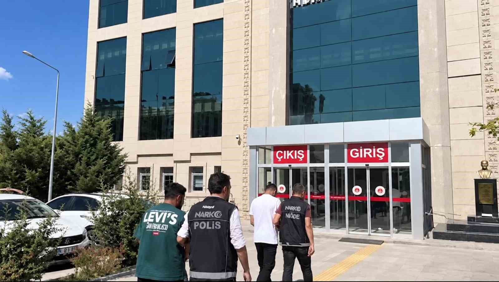 NİĞDE’DE POLİS EKİPLERİ TARAFINDAN UYUŞTURUCU MADDE TİCARETİ YAPAN, BULUNDURAN VE KULLANAN ŞAHISLARA YÖNELİK DÜZENLENEN OPERASYONLARDA YAKALANAN 6 ŞÜPHELİDEN 5’İ TUTUKLANDI.