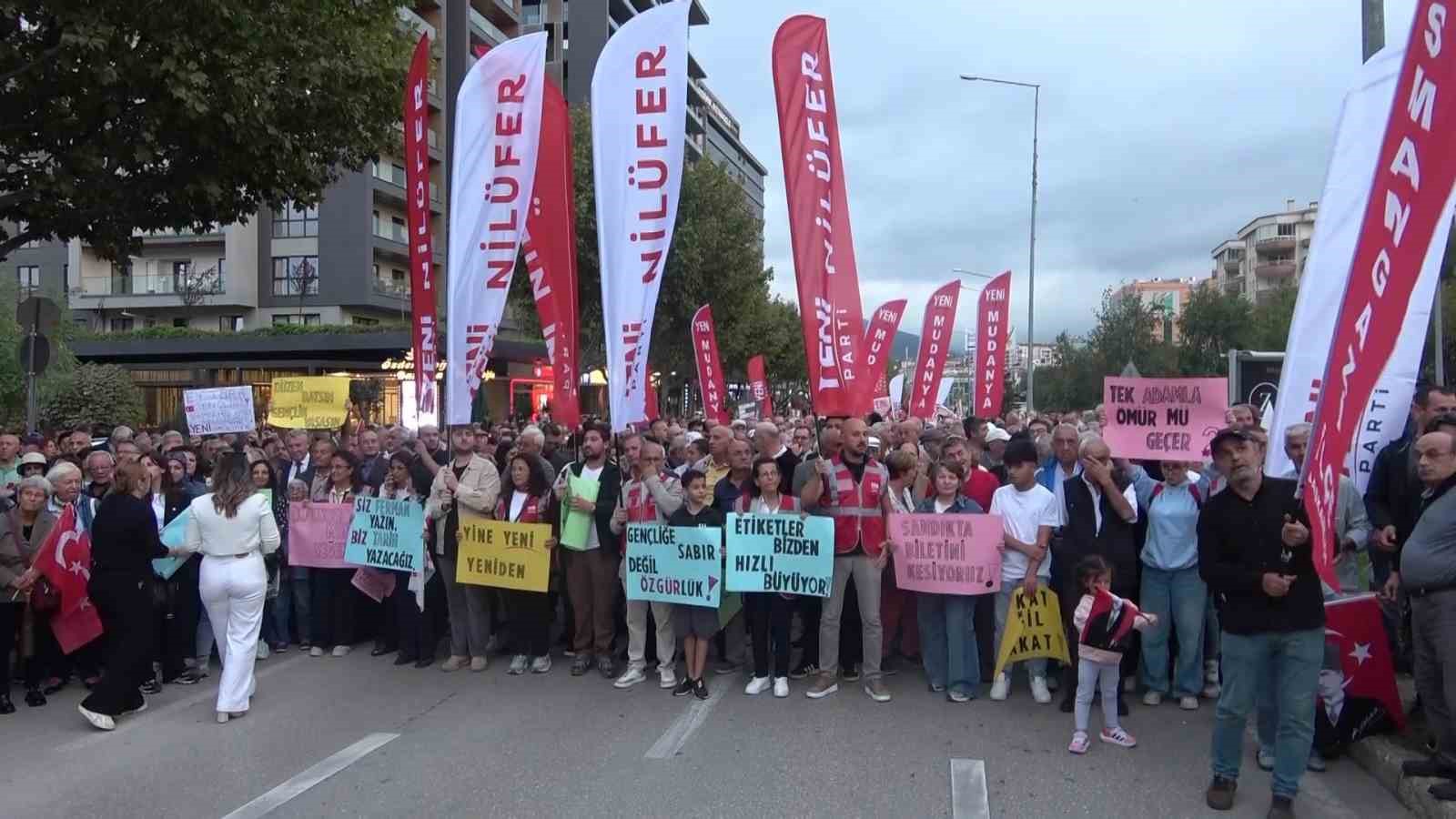 YENİ PARTİ GENEL BAŞKANI ÖZGÜR ÖZEL, BURSA’DA FSM BULVARI’NDA DÜZENLENEN YÜRÜYÜŞTE VATANDAŞLARLA BİR ARAYA GELDİ.