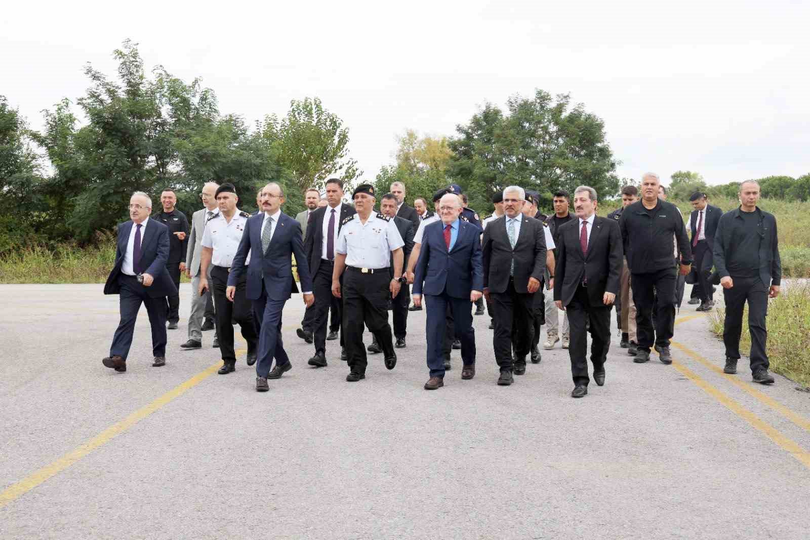 JANDARMA GENEL KOMUTANI ORGENERAL ALİ ÇARDAKCI, SAMSUN ÜNİVERSİTESİ BALLICA KAMPÜSÜ’NDE BULUNAN 19 MAYIS HAVAALANI’NDA İNCELEMELERDE BULUNDU. JANDARMA GENEL KOMUTANLIĞINA TAHSİS EDİLEN 80 DÖNÜMLÜK ALANDA JANDARMA HAVACILIK BİRLİĞİ VE JANDARMA HAVACILIK OKULU KURULMASI PLANLANDIĞI BİLDİRİLDİ.
