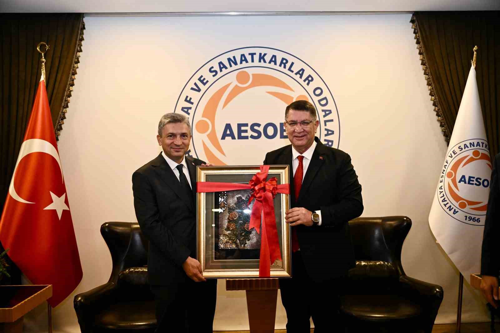 ANTALYA VALİSİ HULUSİ ŞAHİN, AESOB BAŞKANI ADLIHAN DERE’YE TEBRİK ZİYARETİNDE BULUNARAK ESNAF TEŞKİLATIYLA BULUŞTU.