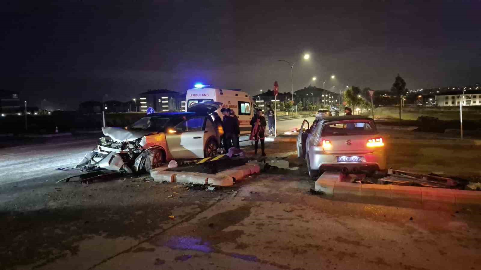 ESKİŞEHİR'DE KAVŞAKTA ÇARPIŞAN 2 ARACIN ADETA HURDAYA DÖNDÜĞÜ TRAFİK KAZASINDA 3 KİŞİ YARALANDI.