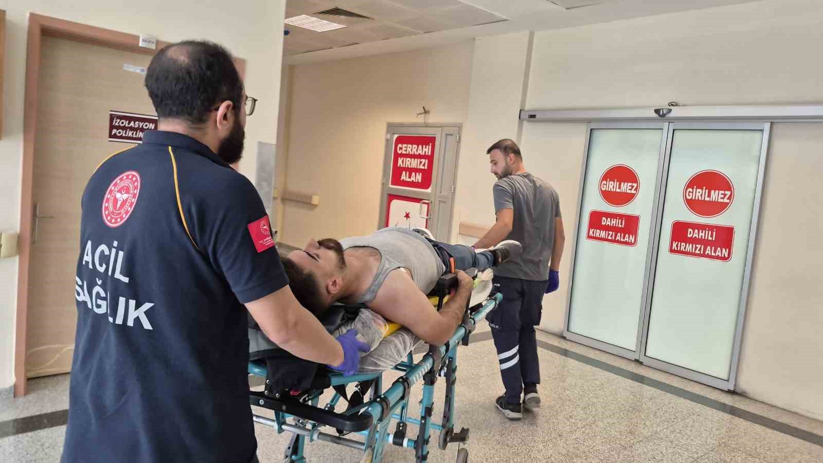 ADIYAMAN’DA DİREKSİYON HAKİMİYETİNİ KAYBEDEN SÜRÜCÜNÜN İSTİNAT DUVARINA ÇARPMASI SONUCU MEYDANA GELEN TRAFİK KAZASINDA 1 KİŞİ YARALANDI.
