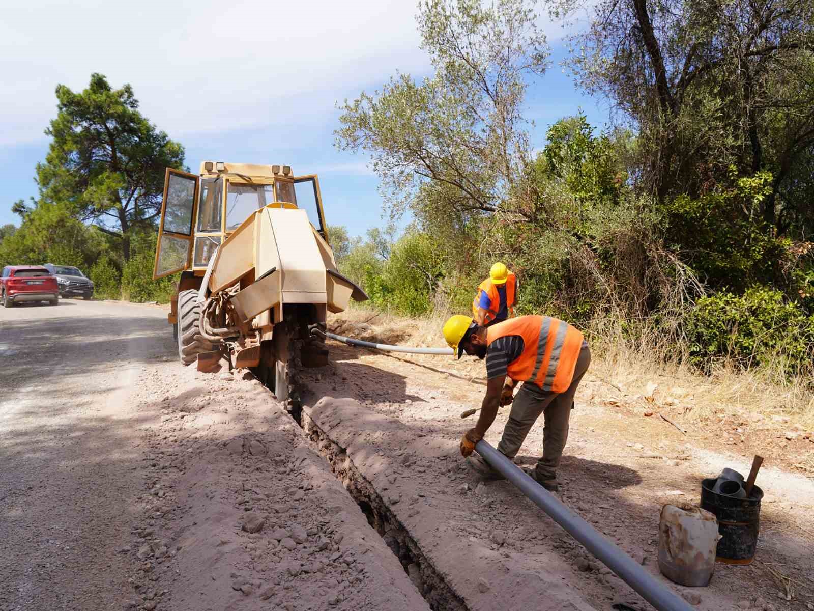 MUSKİ GENEL MÜDÜRLÜĞÜ, MARMARİS ÇAMLI MAHALLESİNDE EKONOMİK ÖMRÜNÜ TAMAMLAYAN YAKLAŞIK 30 YILLIK İÇME SUYU HATLARINI YENİLİYOR.