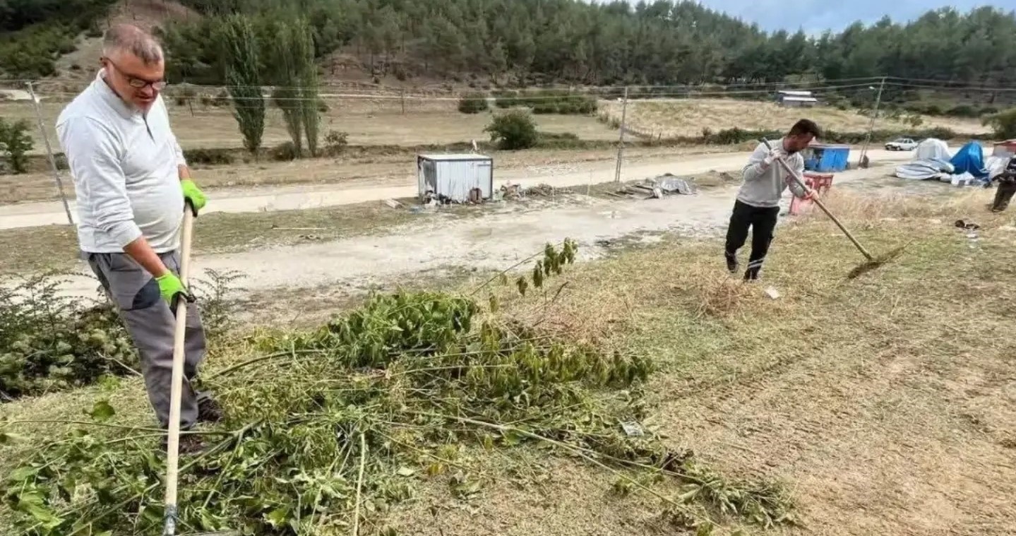 SİNOP’UN BOYABAT İLÇESİNDE 7 EKİM’DE BAŞLAYACAK GELENEKSEL BOYABAT PANAYIRI ÖNCESİNDE HAZIRLIK ÇALIŞMALARI HIZ KESMEDEN DEVAM EDİYOR. PANAYIR ALANINDA EKİPLER TARAFINDAN ÇEVRE TEMİZLİĞİ, ÇİM BİÇME VE ALAN DÜZENLEME ÇALIŞMALARI GERÇEKLEŞTİRİLİYOR. VATANDAŞLARIN İHTİYAÇLARINA YÖNELİK MESCİT, TUVALET V